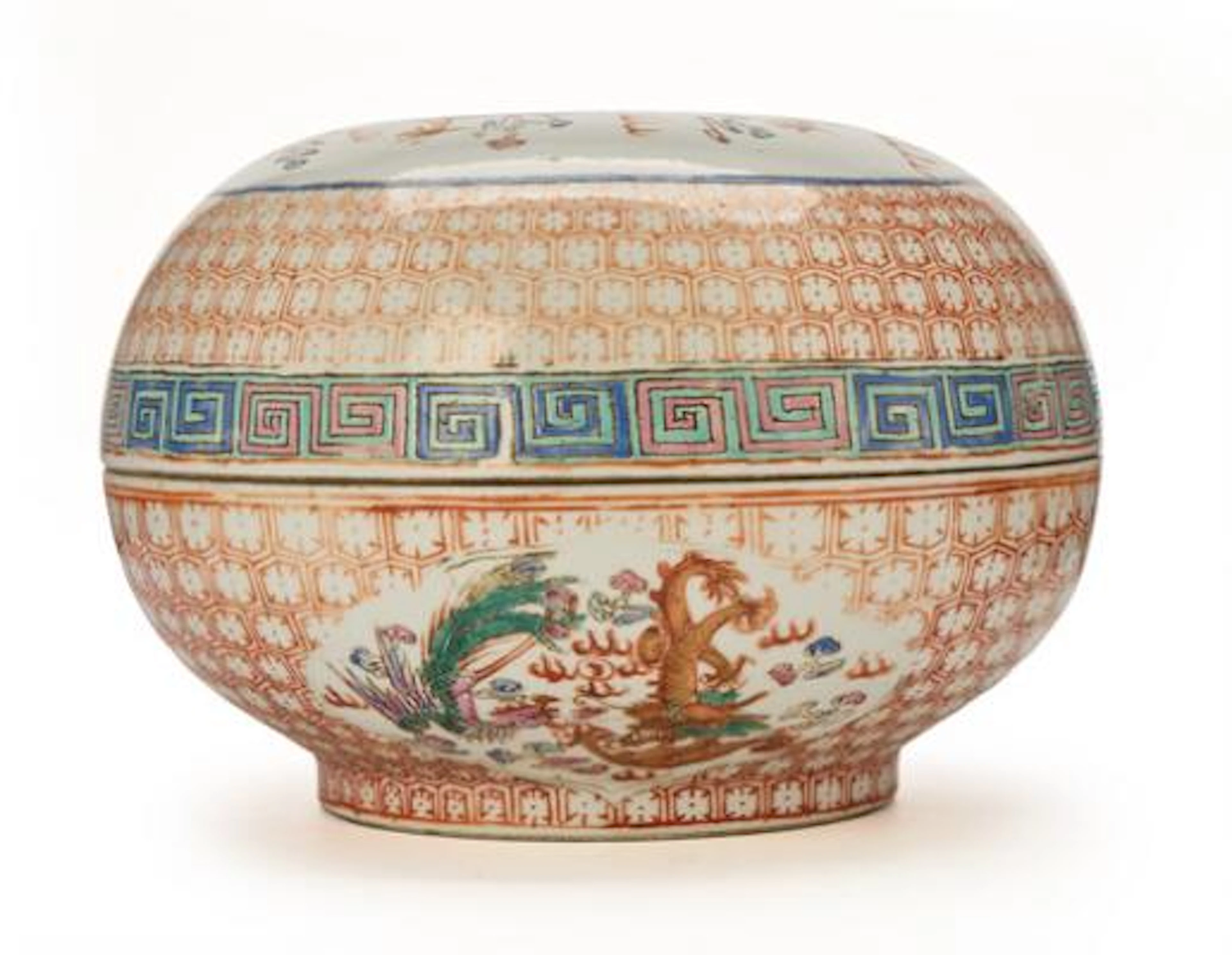 Chinese porcelain covered jar, decorated in enamels. Qing dynasty