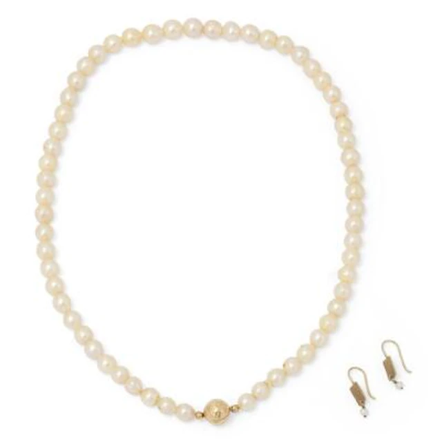 A jewellery collection comprising of a pearl necklace with a 14k gold