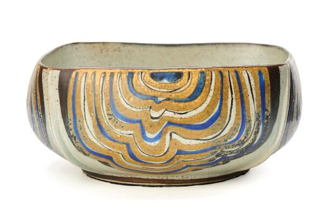 Ivan Weiss: A large four-sided stoneware bowl with curved sides. Royal