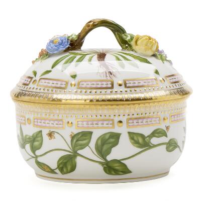 "Flora Danica" porcelain sugar bowl with cover. 3582. Royal Copenhagen.