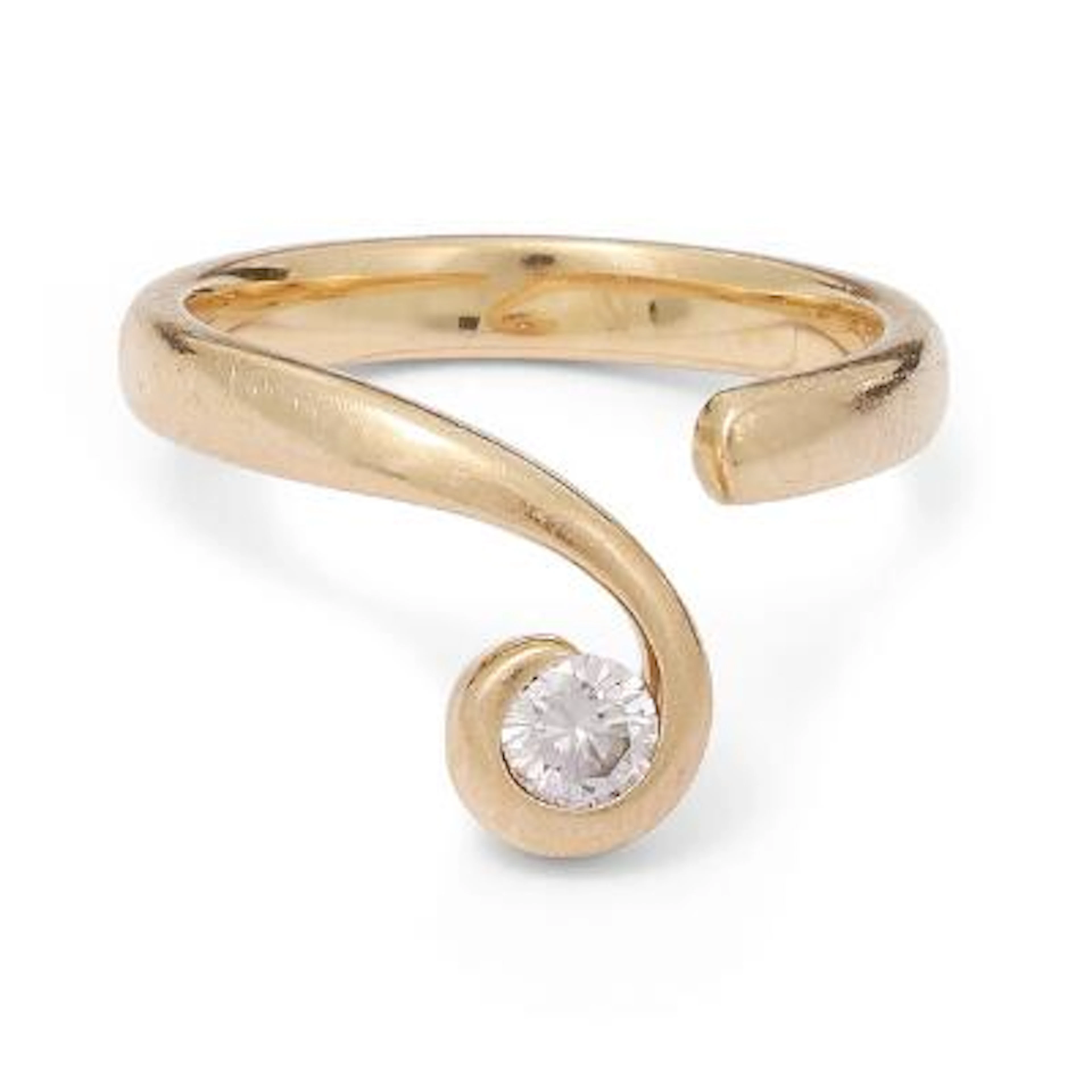 A diamond ring set with a brilliant-cut pink diamond, mounted in 18k