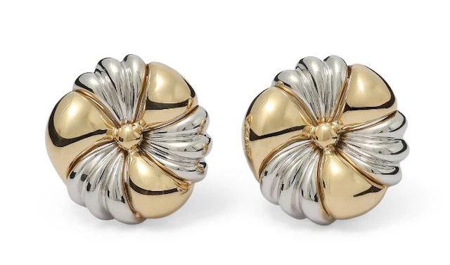 Reeslev: A pair ear clips of 14k gold and white gold. Weight in total
