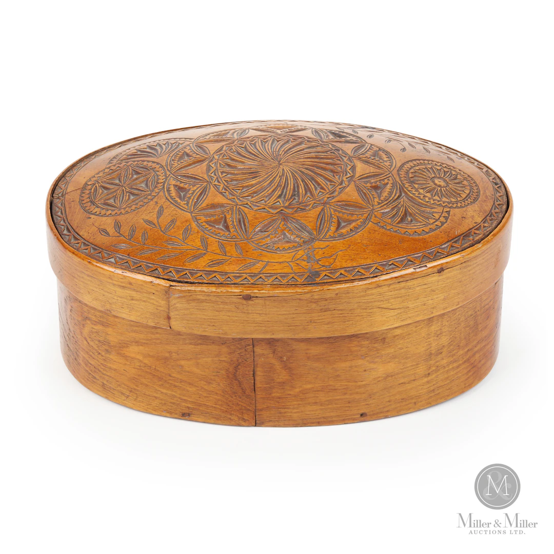 Boite Ovale Indien / Carved Convent Box