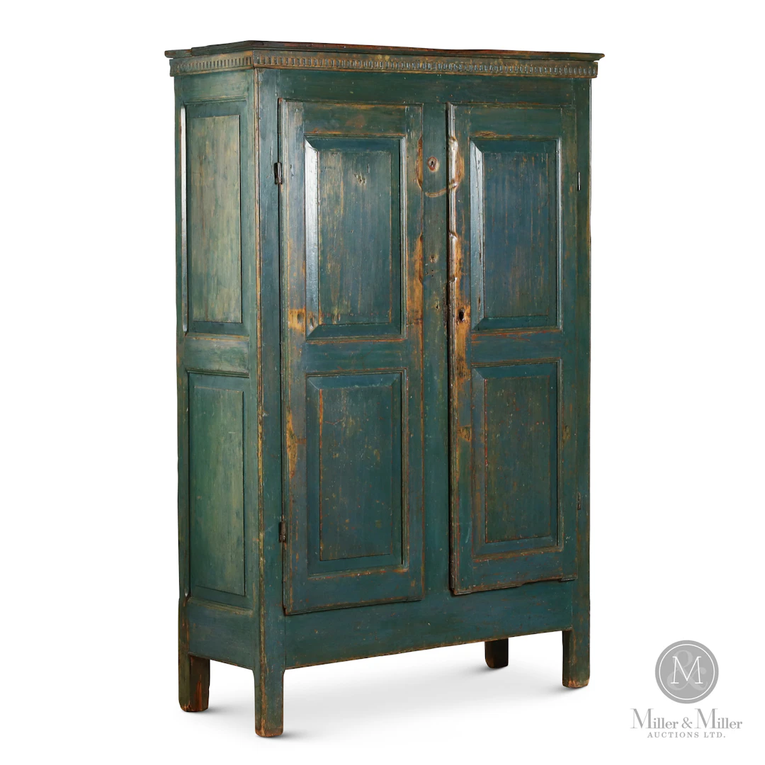 Armoire Bleu - Corniche Sculptée / Blue Armoire With Carved Cornice