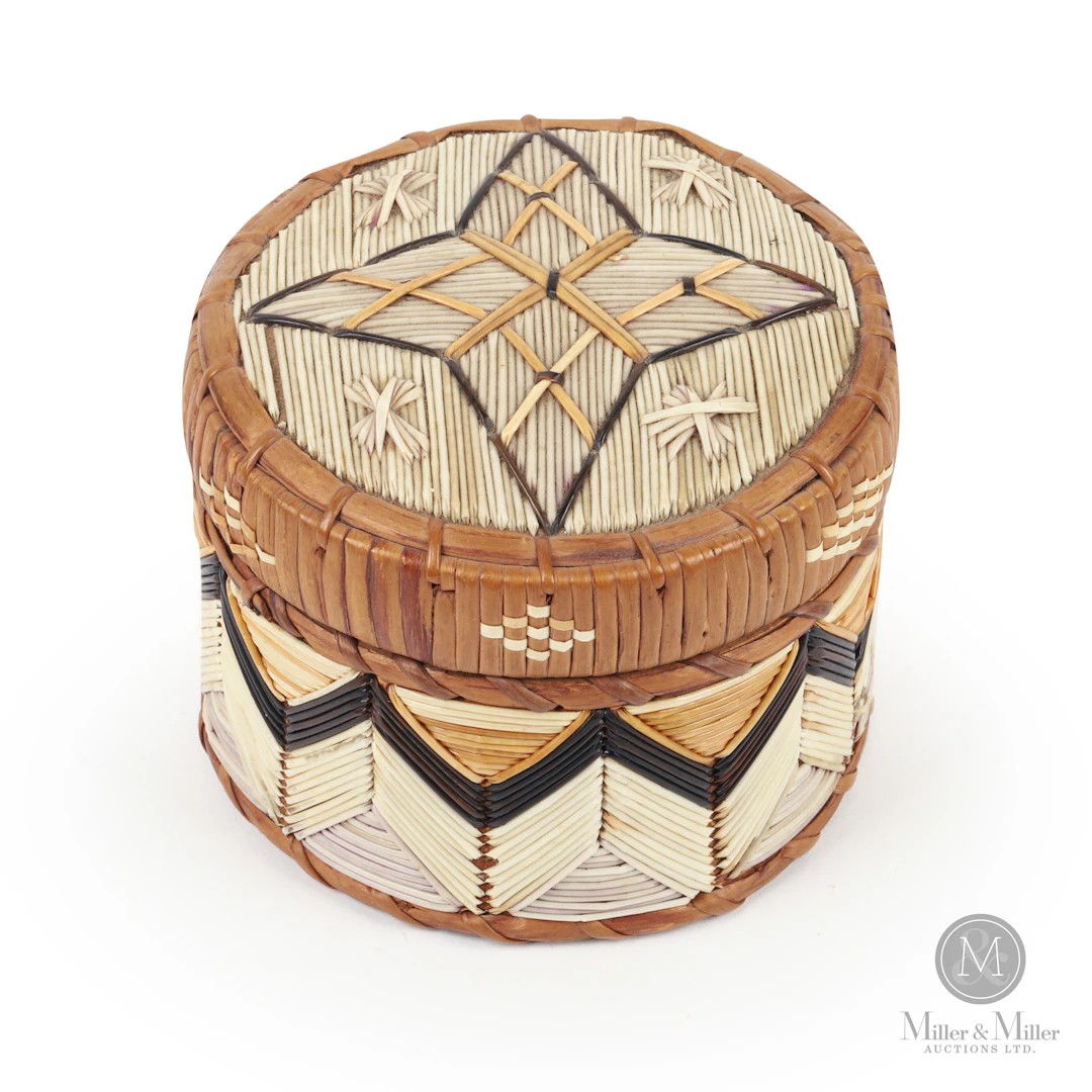 Round Quill Box With Star