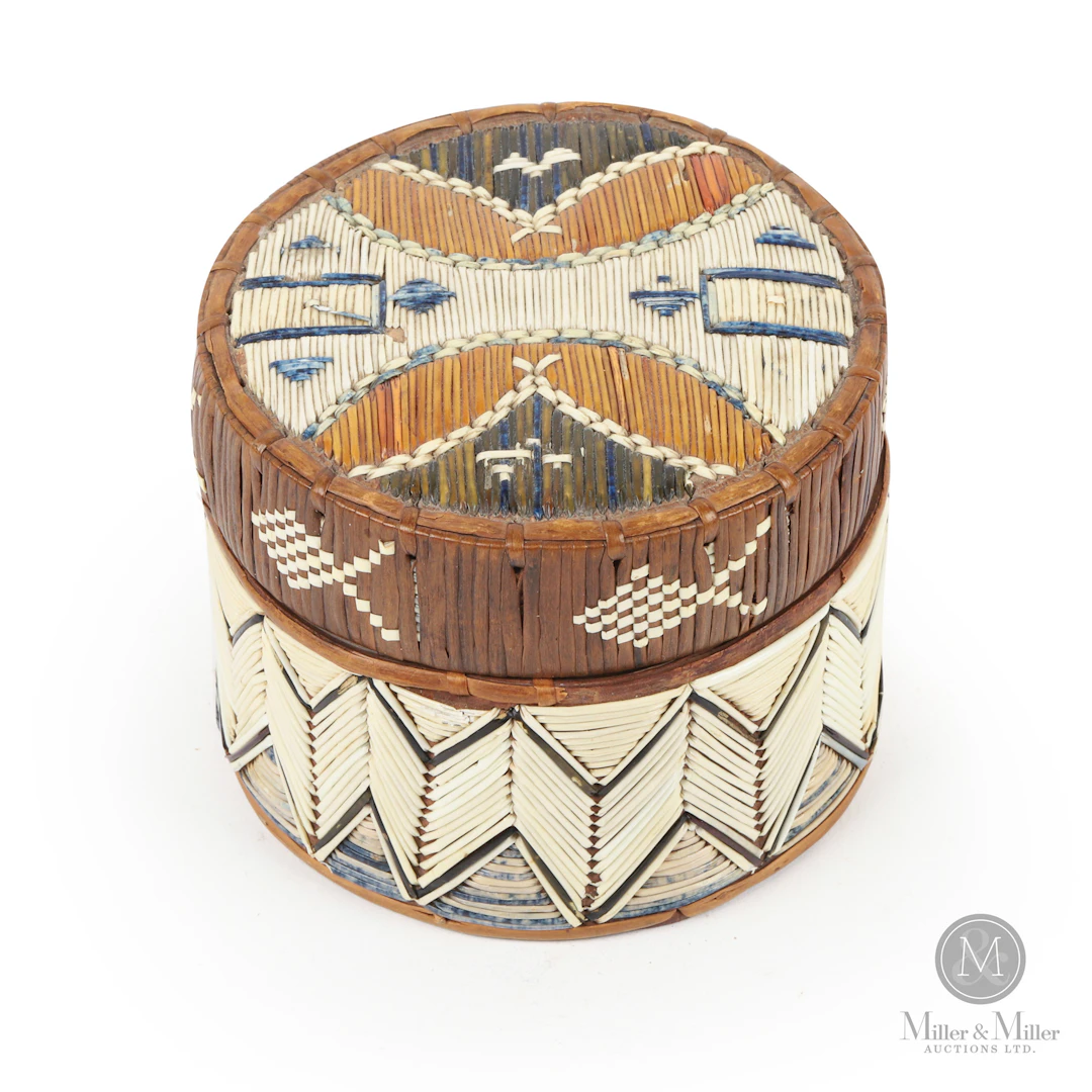 Round Quill Box with Arch Motif