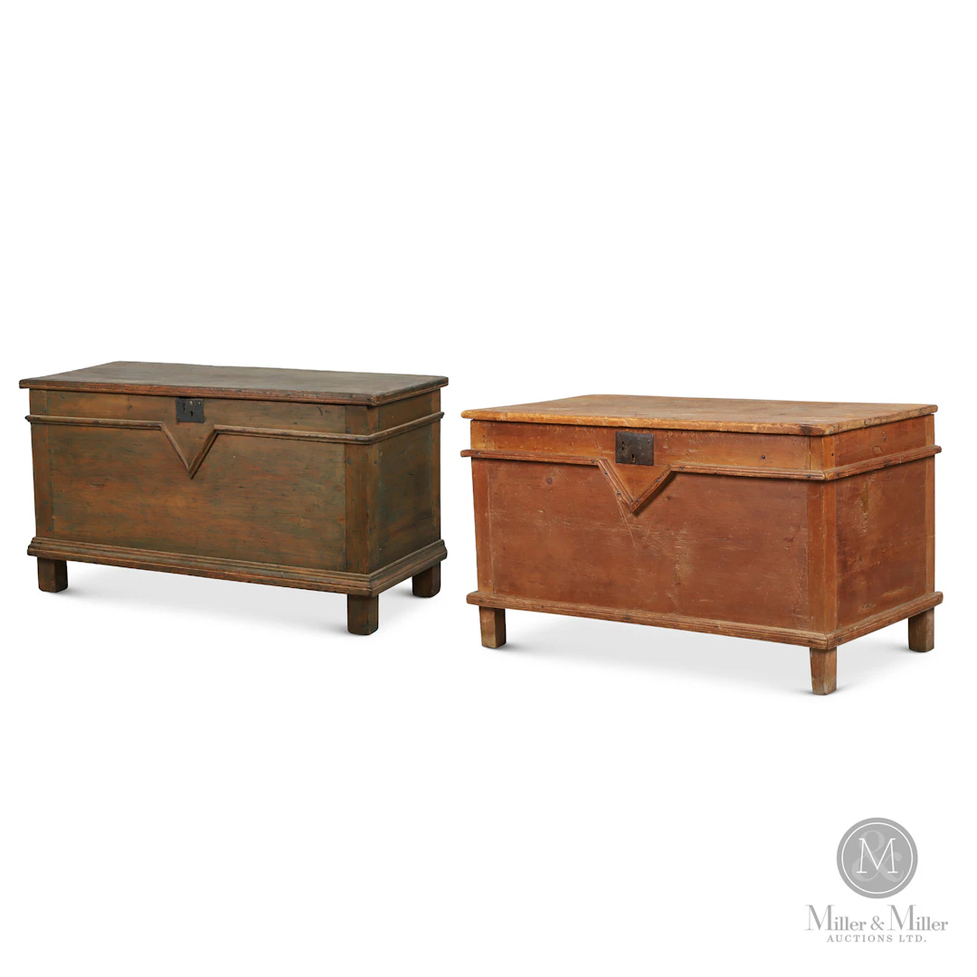 Deux Coffres à V / Two Quebec V Chests