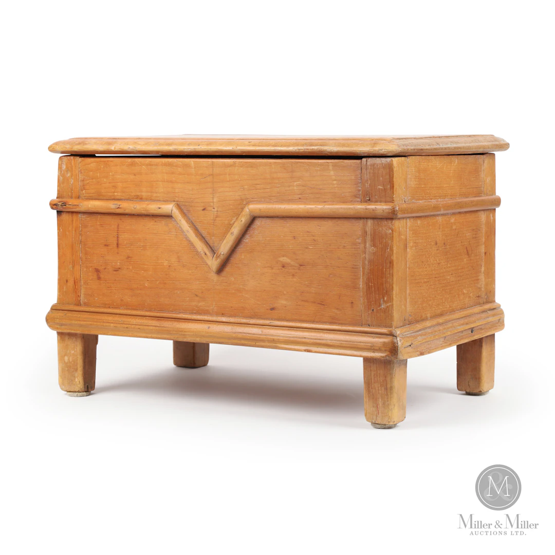 Petit coffre à V / Small V chest