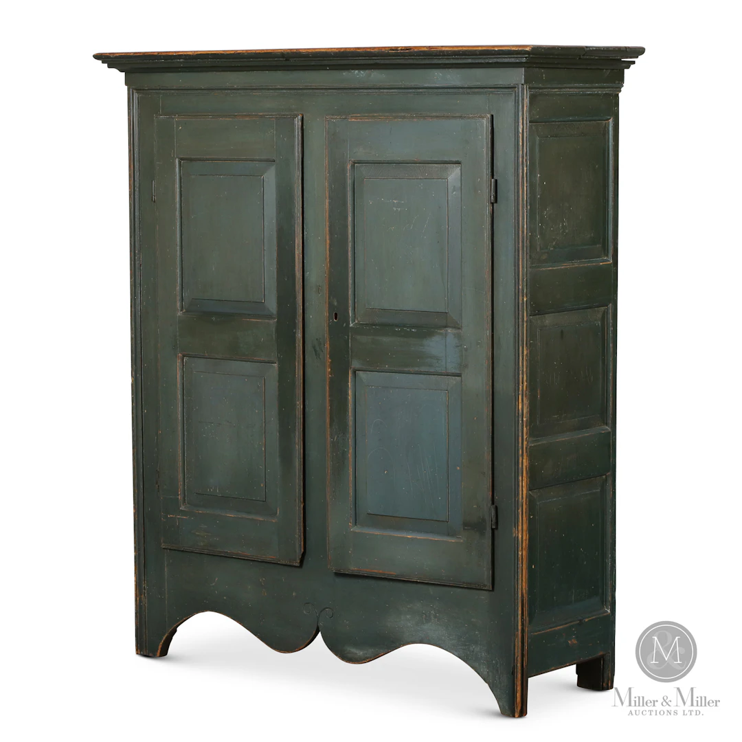 Petite Armoire Base Chantournée / Small Armoire Scalloped Base