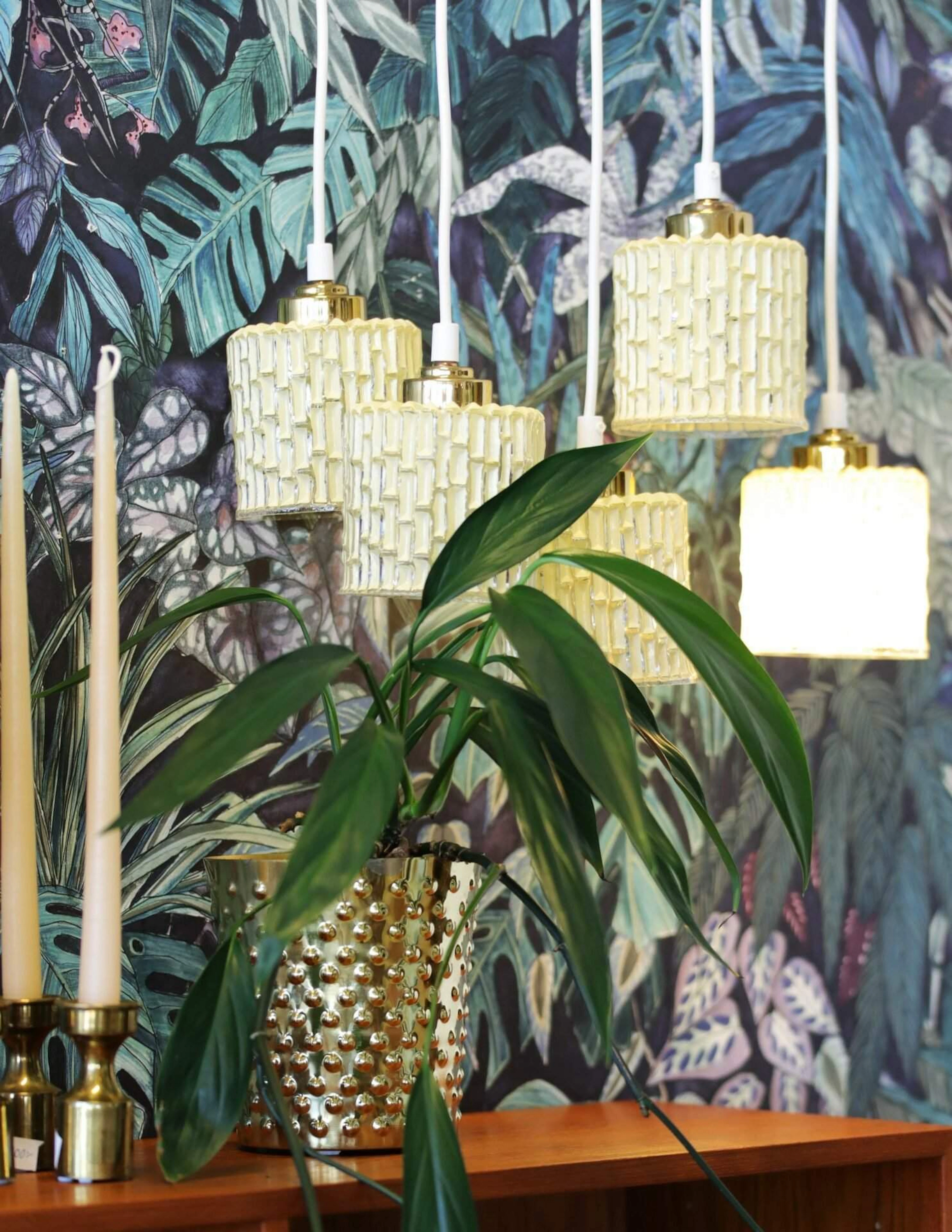 Hängande fönsterlampa med reliefmönstrat glas i vitt och gult. 12 cm ø