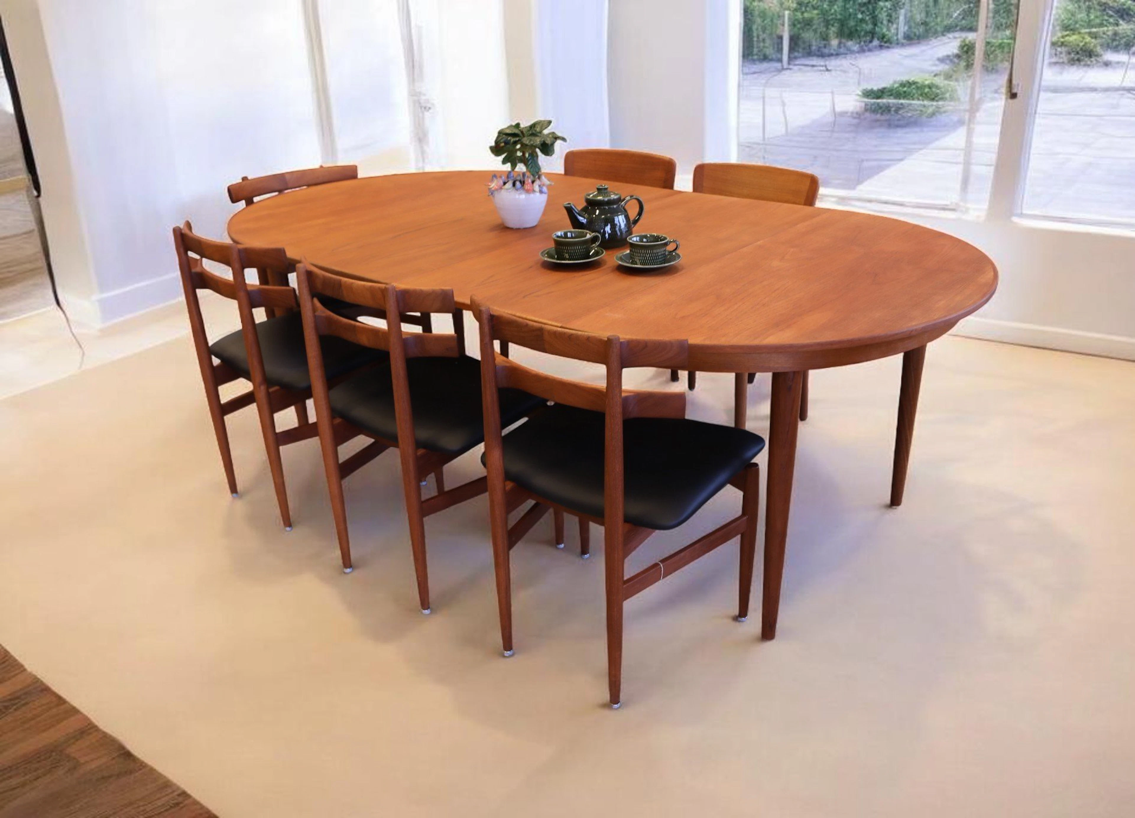 Danskt runt matbord i teak. 120 cm ø+2×50 cm. Reserverat