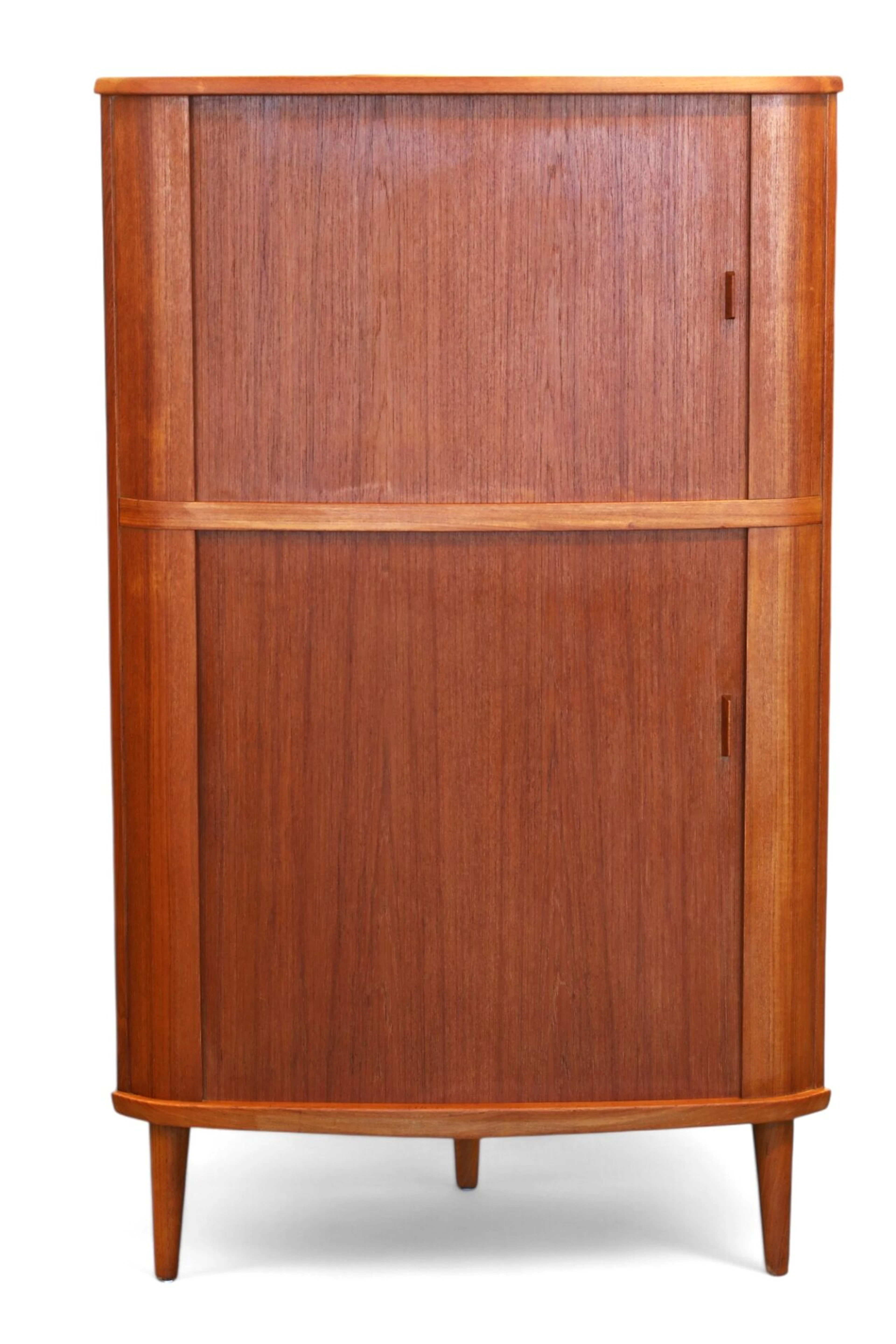 Arne Hovmand Olsen hörnskåp i teak. 93x56x155 cm