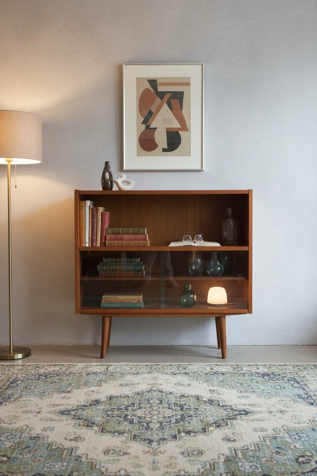 Dansk nätt bokhylla i teak med vitrinskåp. 87x27x89 cm