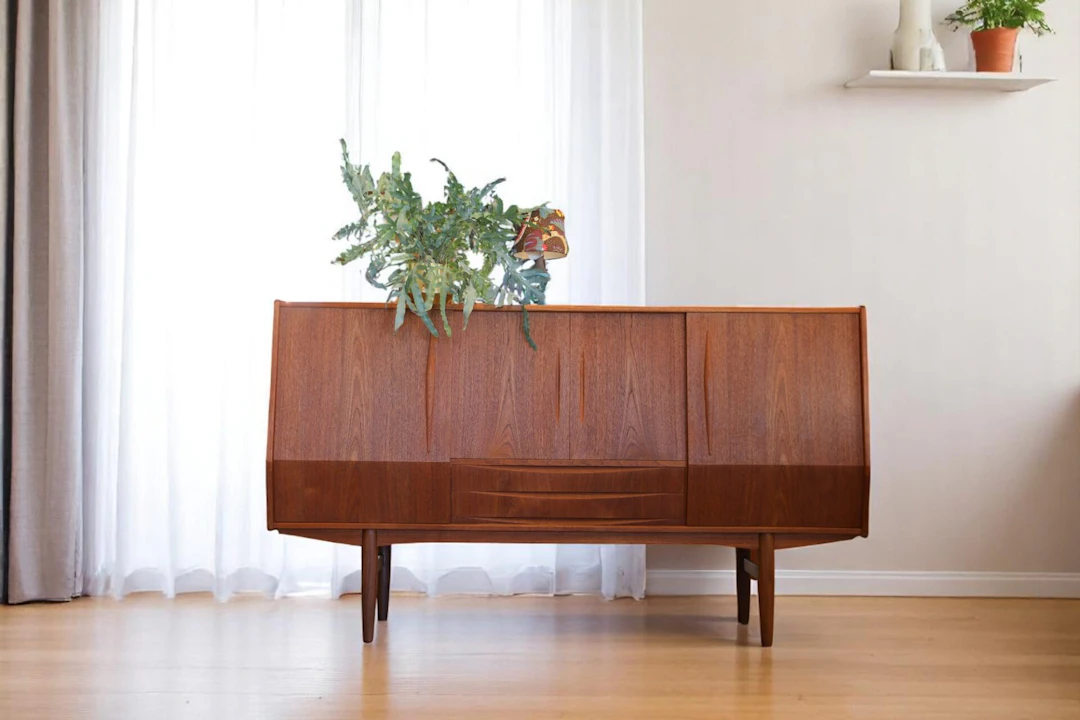Danskt skåp i teak med barskåp. 200x47x115 cm. Reserverat