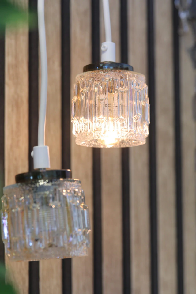 Hängande fönsterlampa i glas och knopp i mässing. 8 cm ø