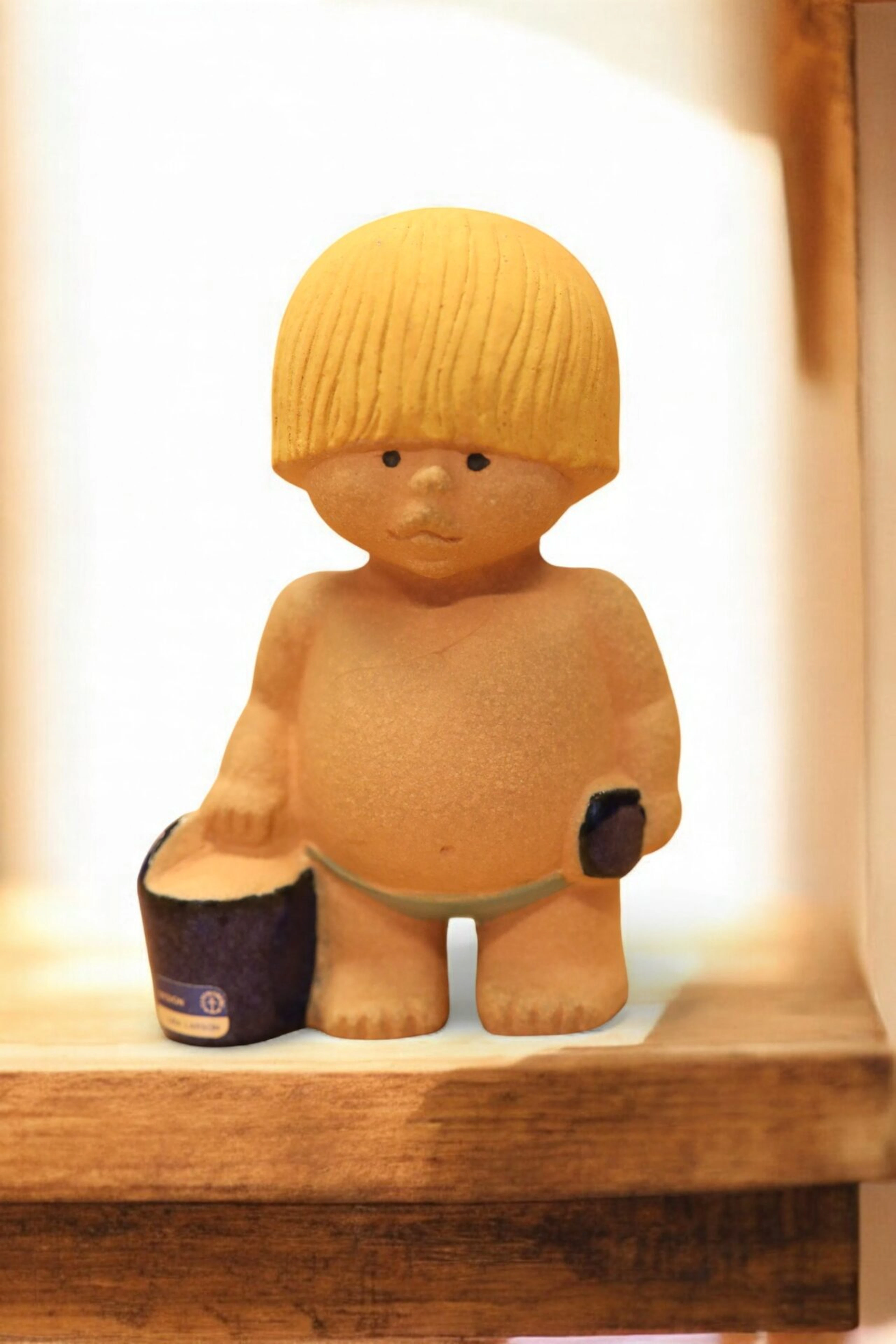 Lisa Larson Gustavsberg Världens Barn Väst. 13 cm hög. Reserverad