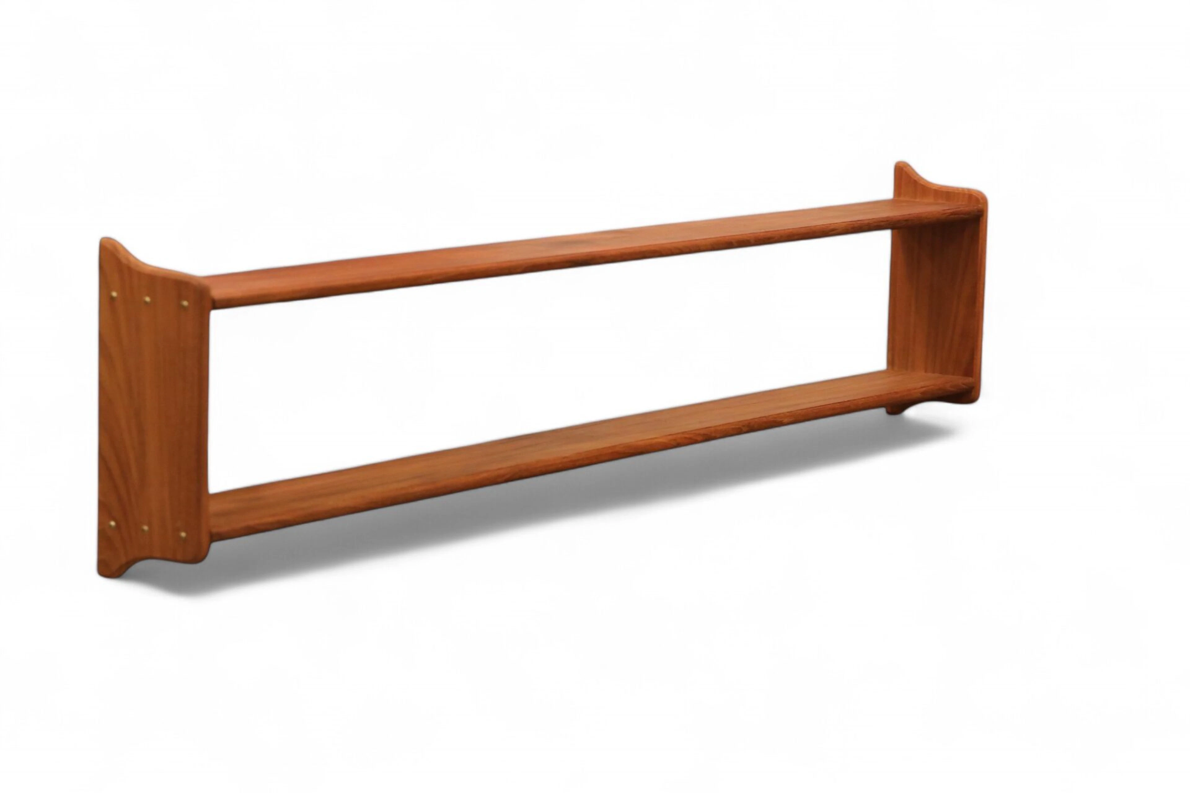 Dansk vägghängd hylla i teak. 125 cm lång