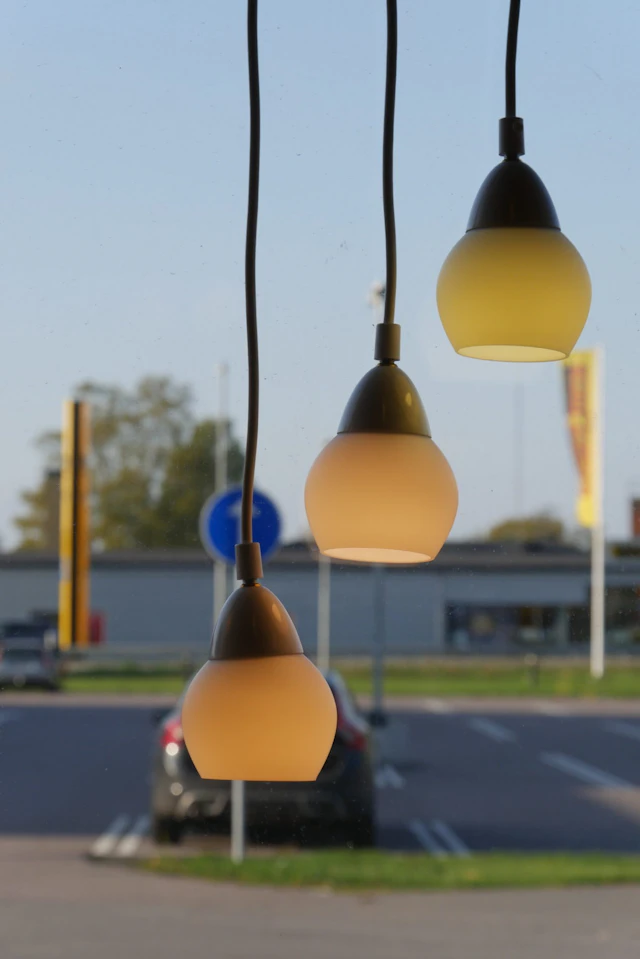 Hängande stilren fönsterlampa i opalglas. 10 cm ø