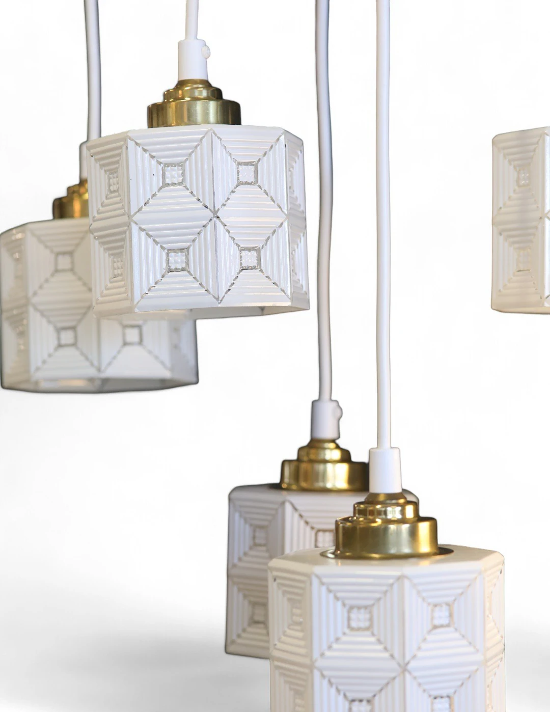 Hängande fönsterlampa i vitt och klart glas. 12 cm ø