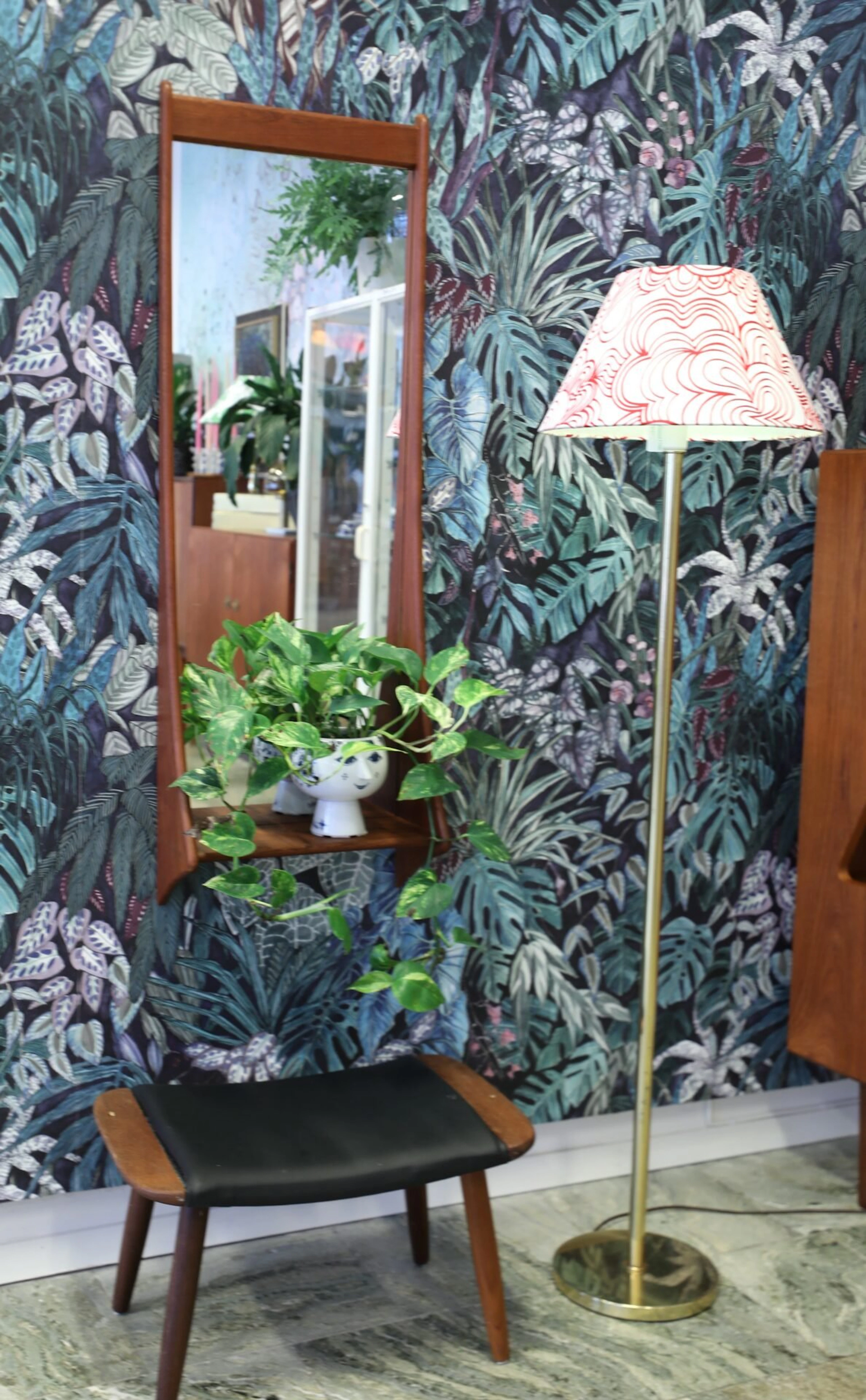 Stilren golvlampa i mässing. 128 cm hög