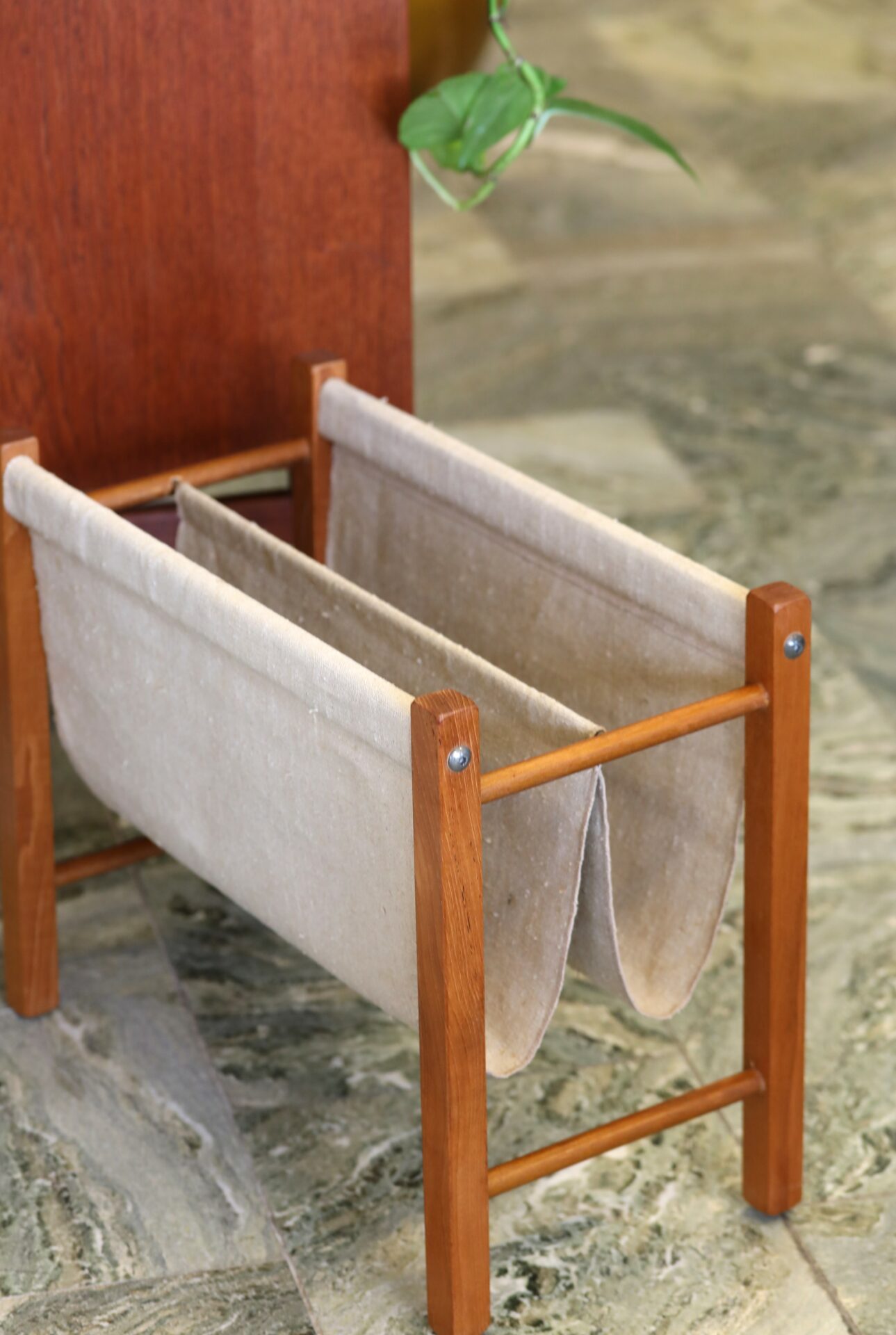 Dansk magasinhållare i teak med beige linneväv. 50x27x42 cm