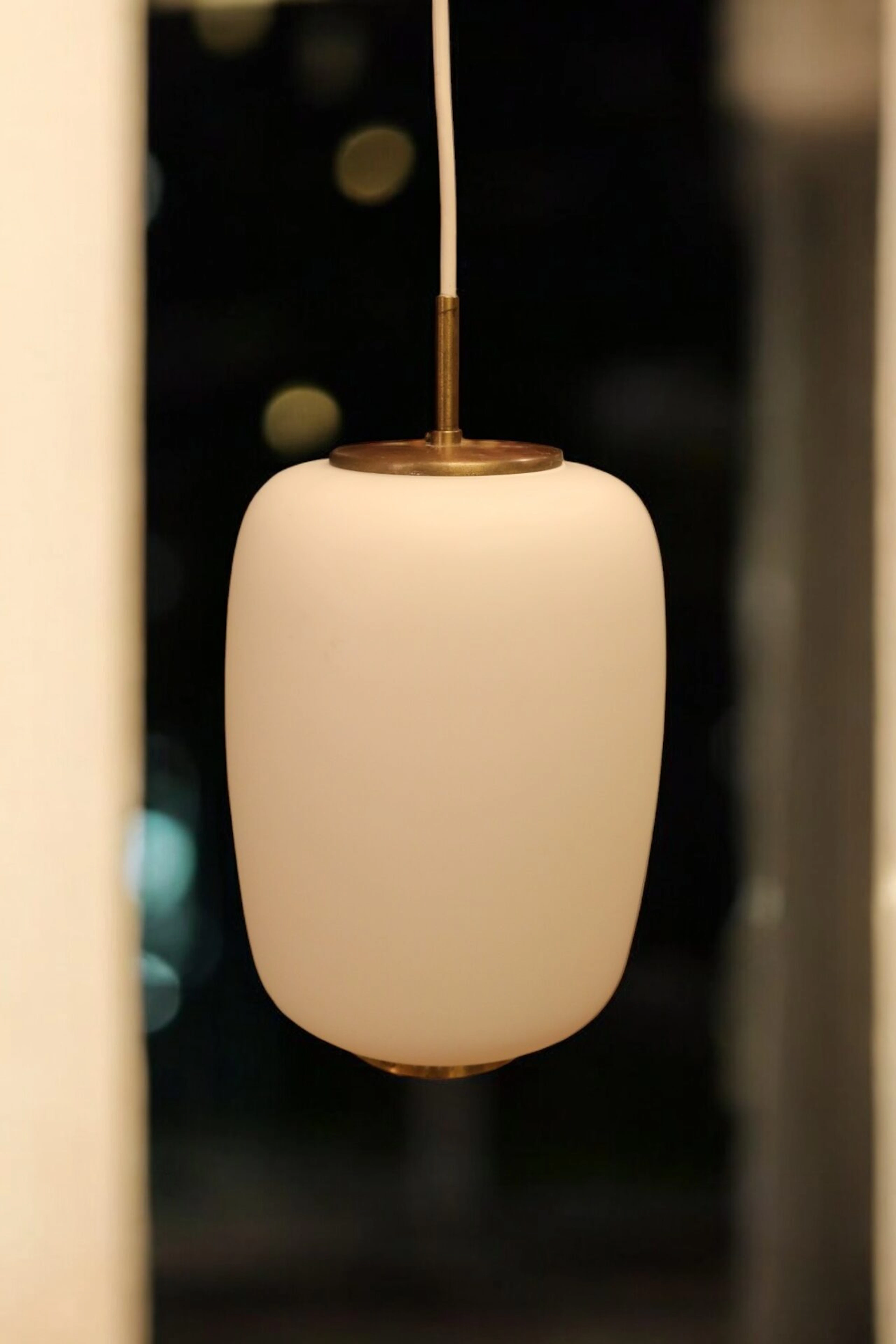 Bent Karlby Kinapendel i vitt opalglas. 37 cm hög