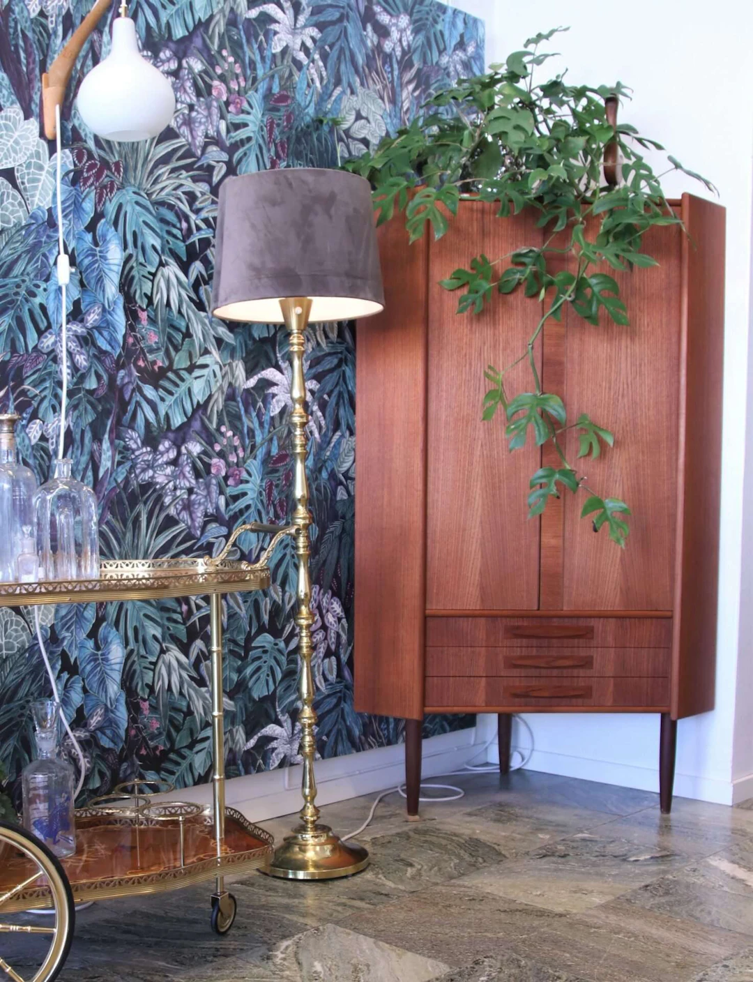 Golvlampa i mässing. 122 cm hög