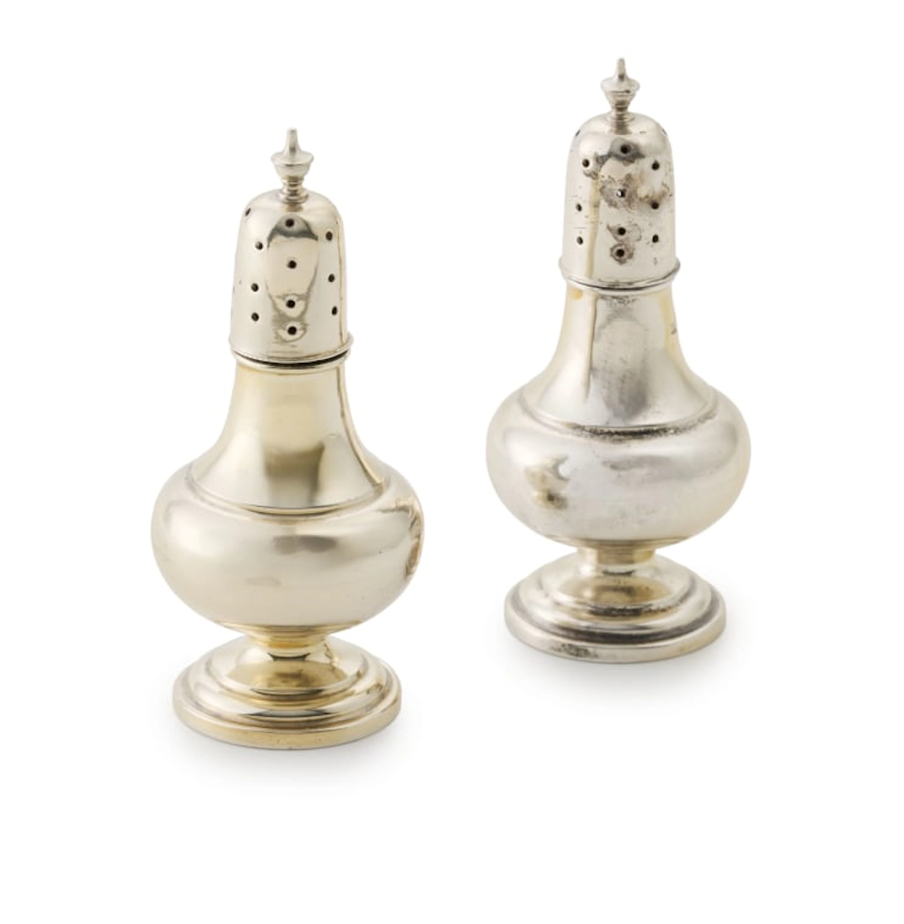 A pair of Edward VII silver salt and pepper shakers, Jones & Crompton