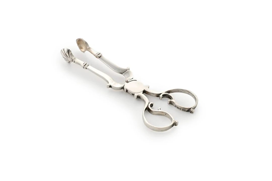 A pair of George V silver sugar nips, Thomas Bradbury & Sons, Sheffield, 1915