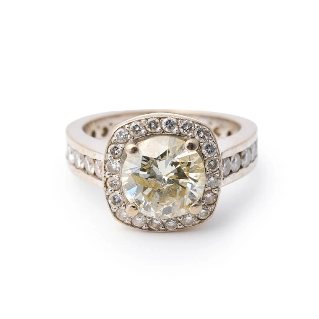 Diamond halo ring