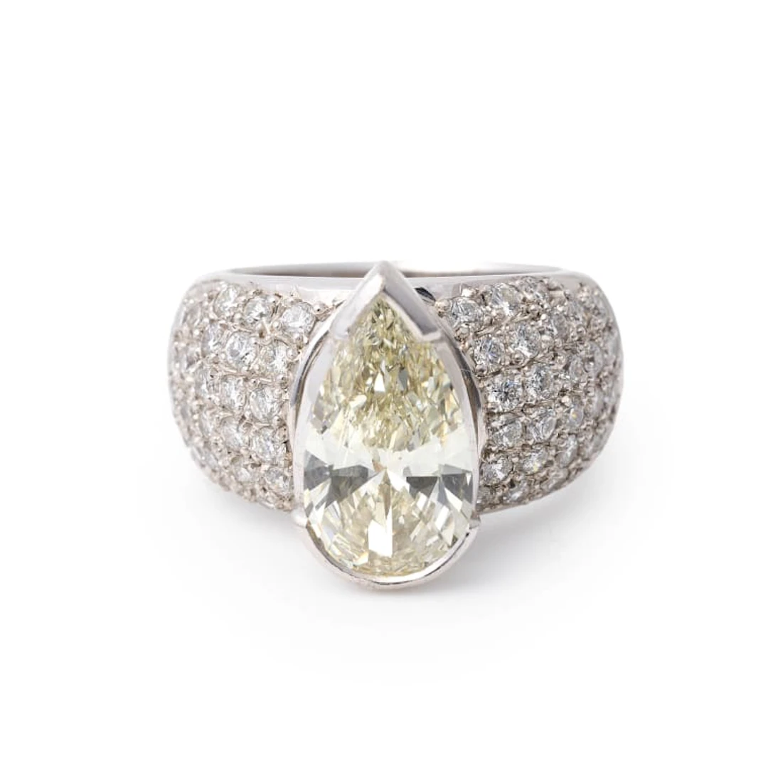 Pear-cut diamond ring