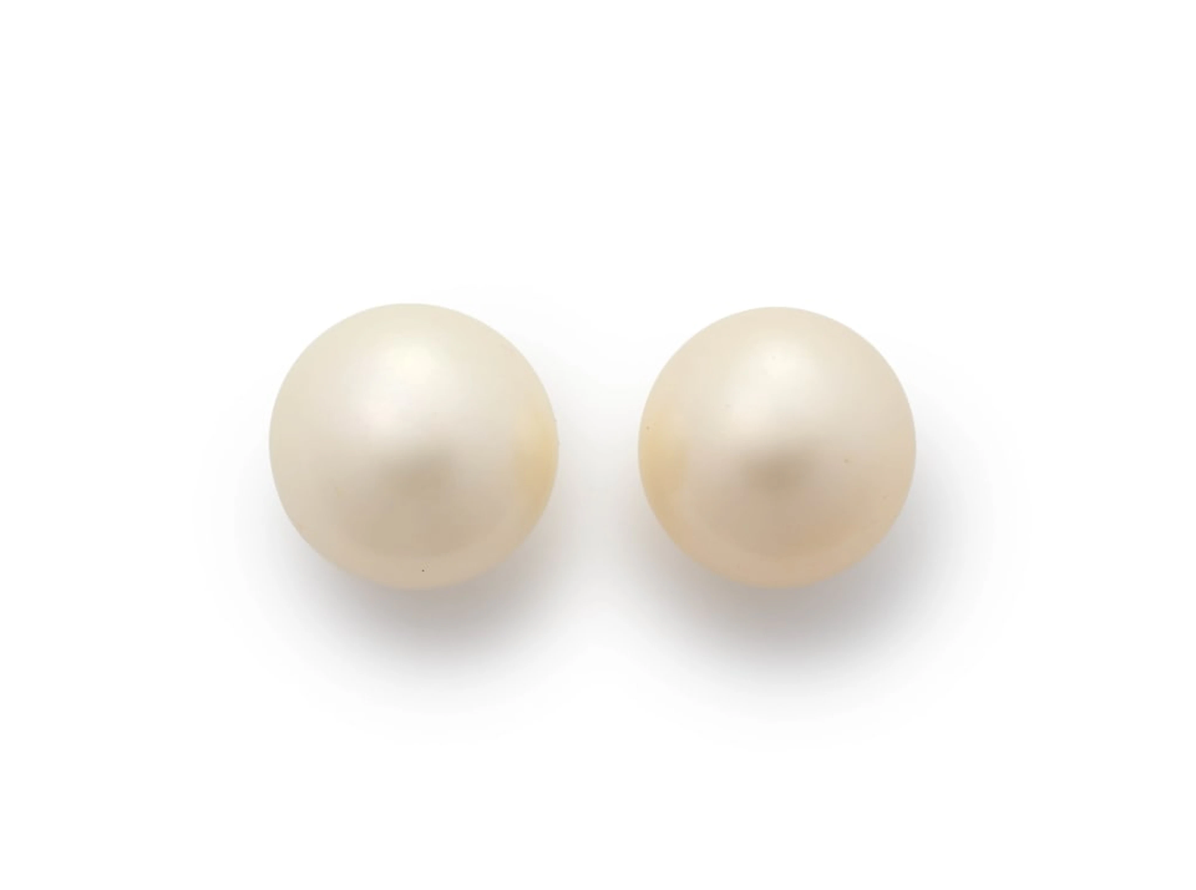 Cultured pearl studs