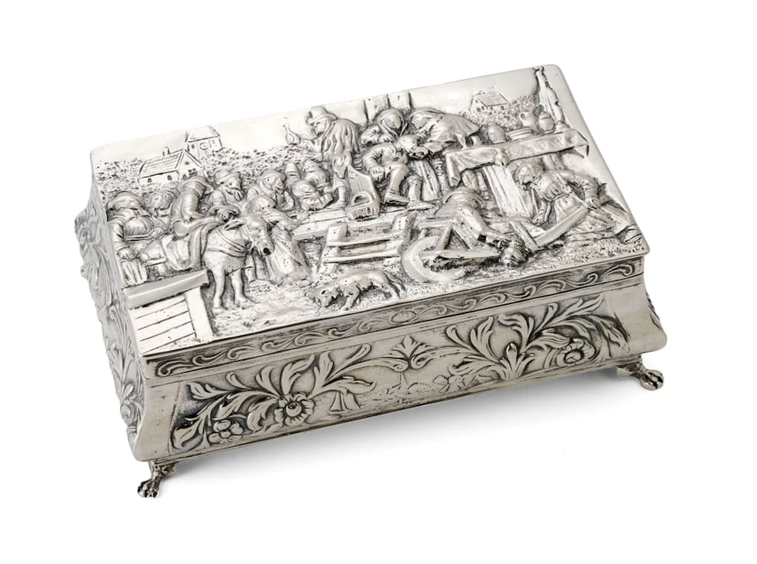 A Dutch silver repousé box, maker's mark GS, standard .833, 1933