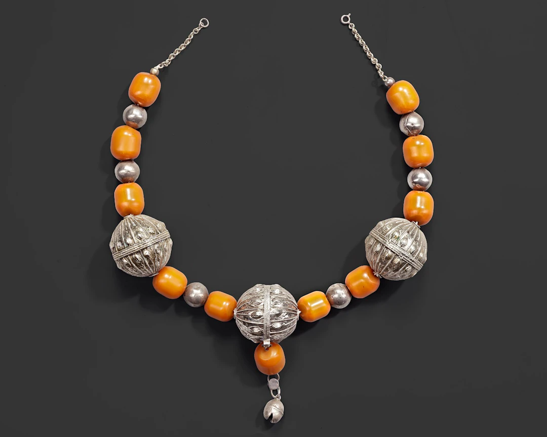A YEMENI SILVER AND AMBER NECKLACE, 19TH CENTURY