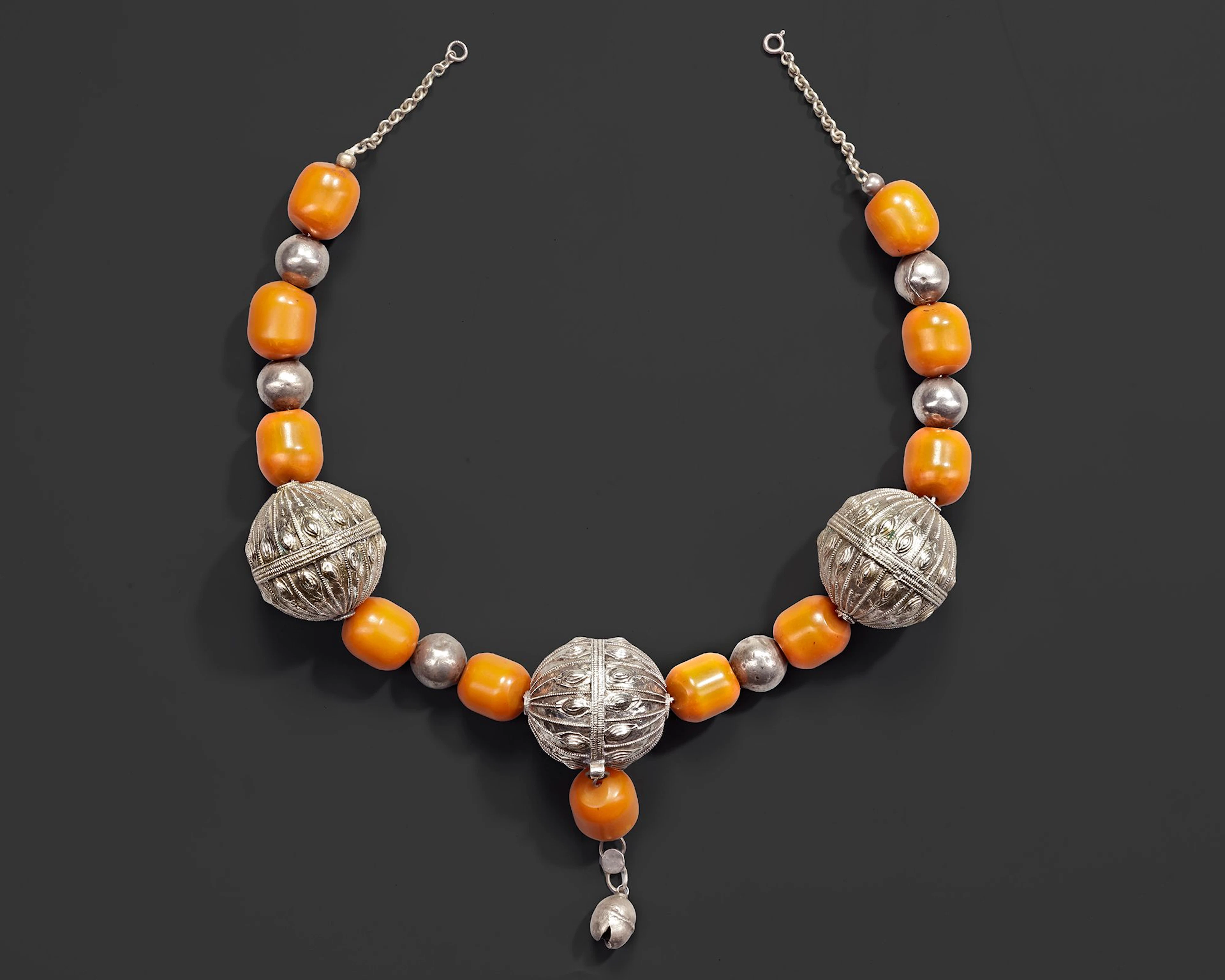 A YEMENI SILVER AND AMBER NECKLACE, 19TH CENTURY