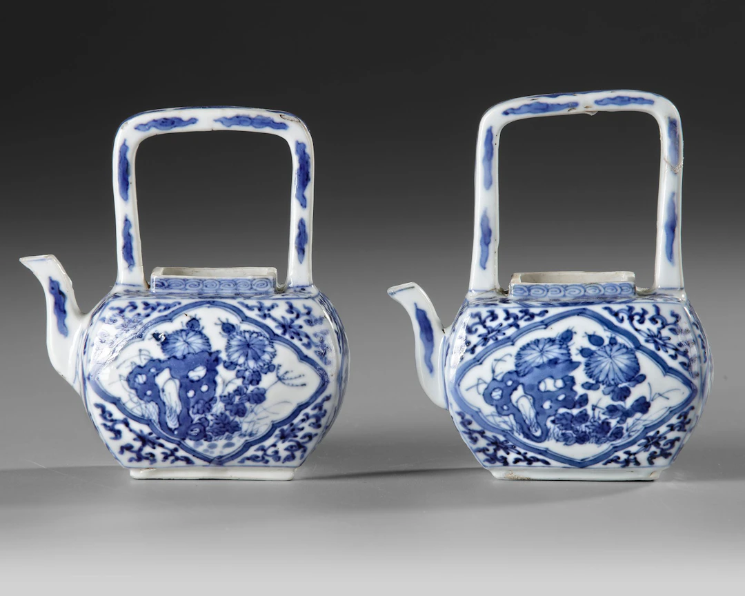 A PAIR OF CHINESE BLUE AND WHITE TEAPOTS WITHOUT LIDS, KANGXI PERIOD
