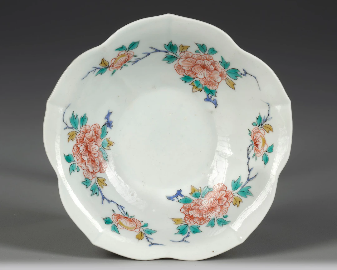 A JAPANESE PORCELAIN ENAMELED DISH, 18TH CENTURY