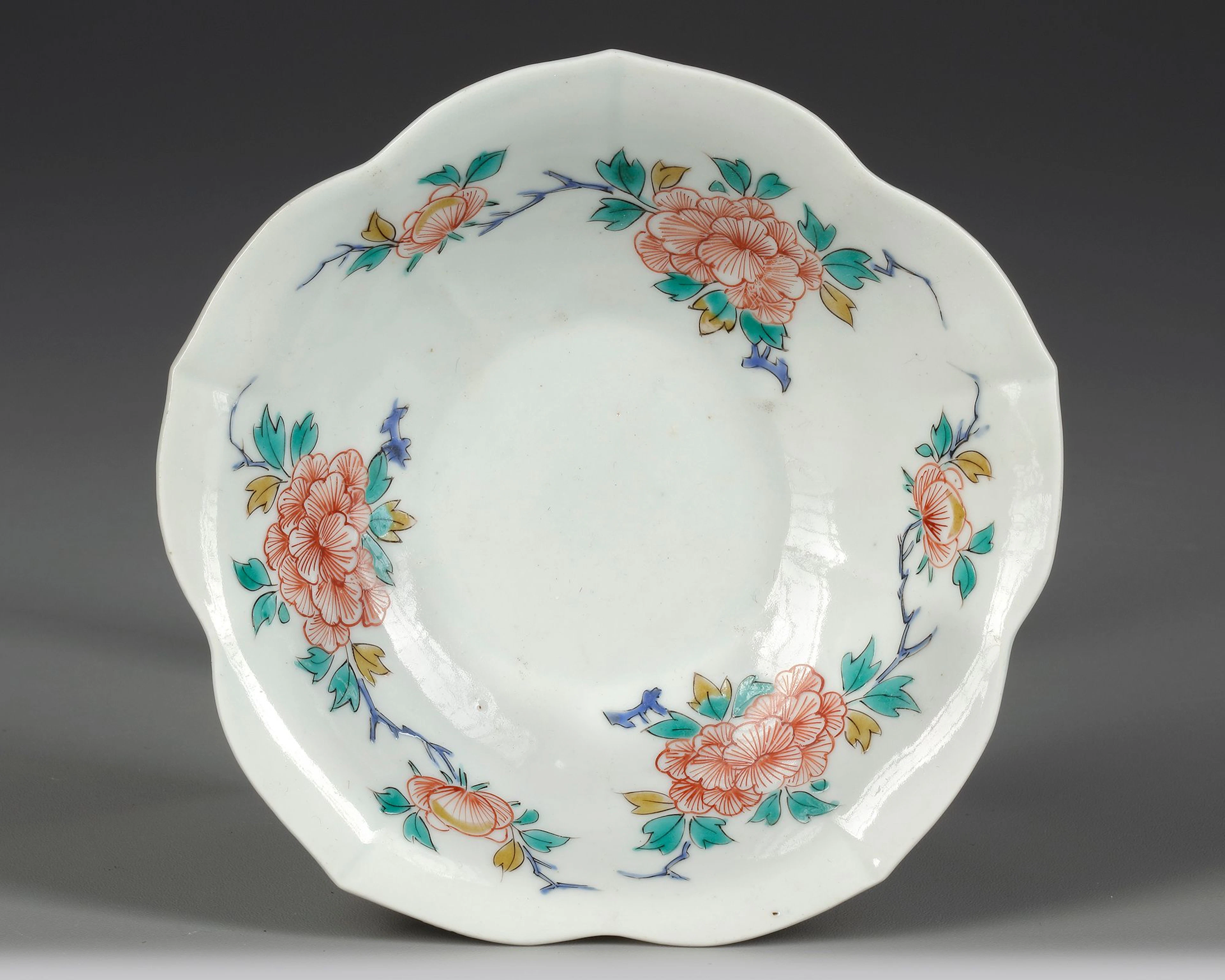 A JAPANESE PORCELAIN ENAMELED DISH, 18TH CENTURY
