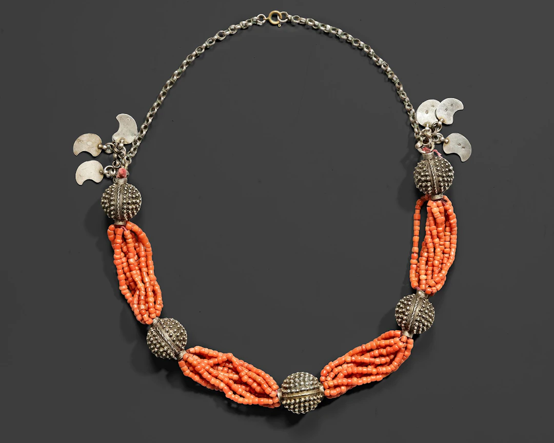 A SILVER AND CORAL BEAD NECKLACE, 19TH CENTURY