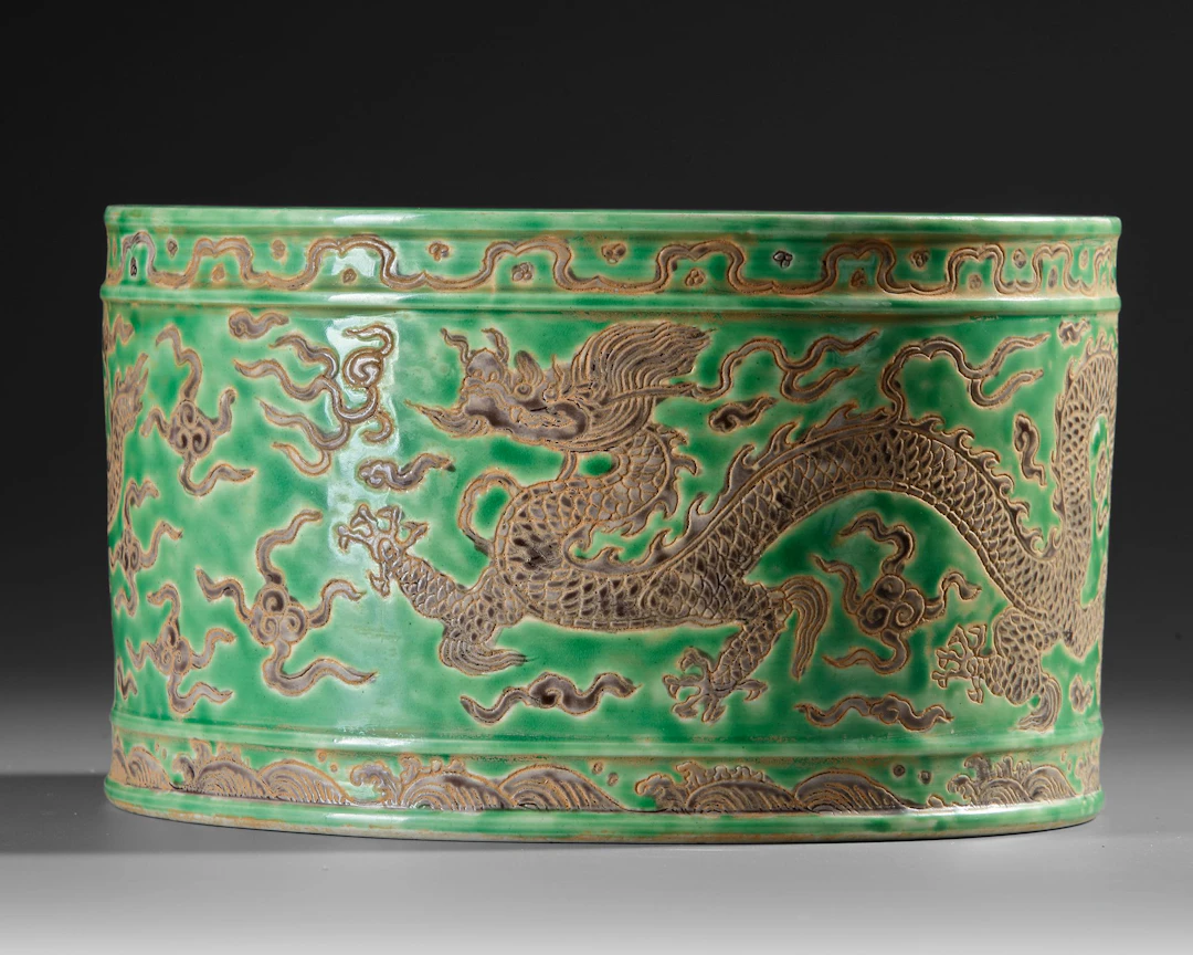 A CHINESE DRAGON-DECORATED GREEN-GROUND BRUSH POT, QING DYNASTY (1644–1911)