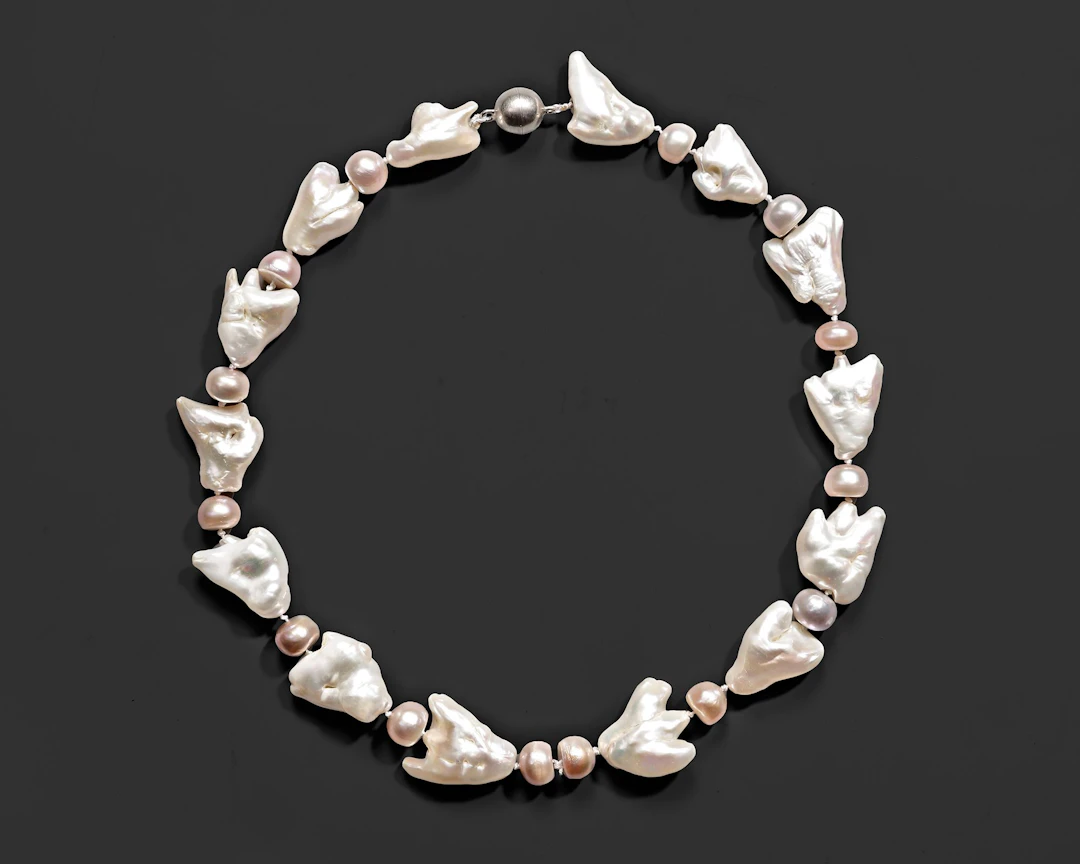 A BAROQUE PEARL NECKLACE