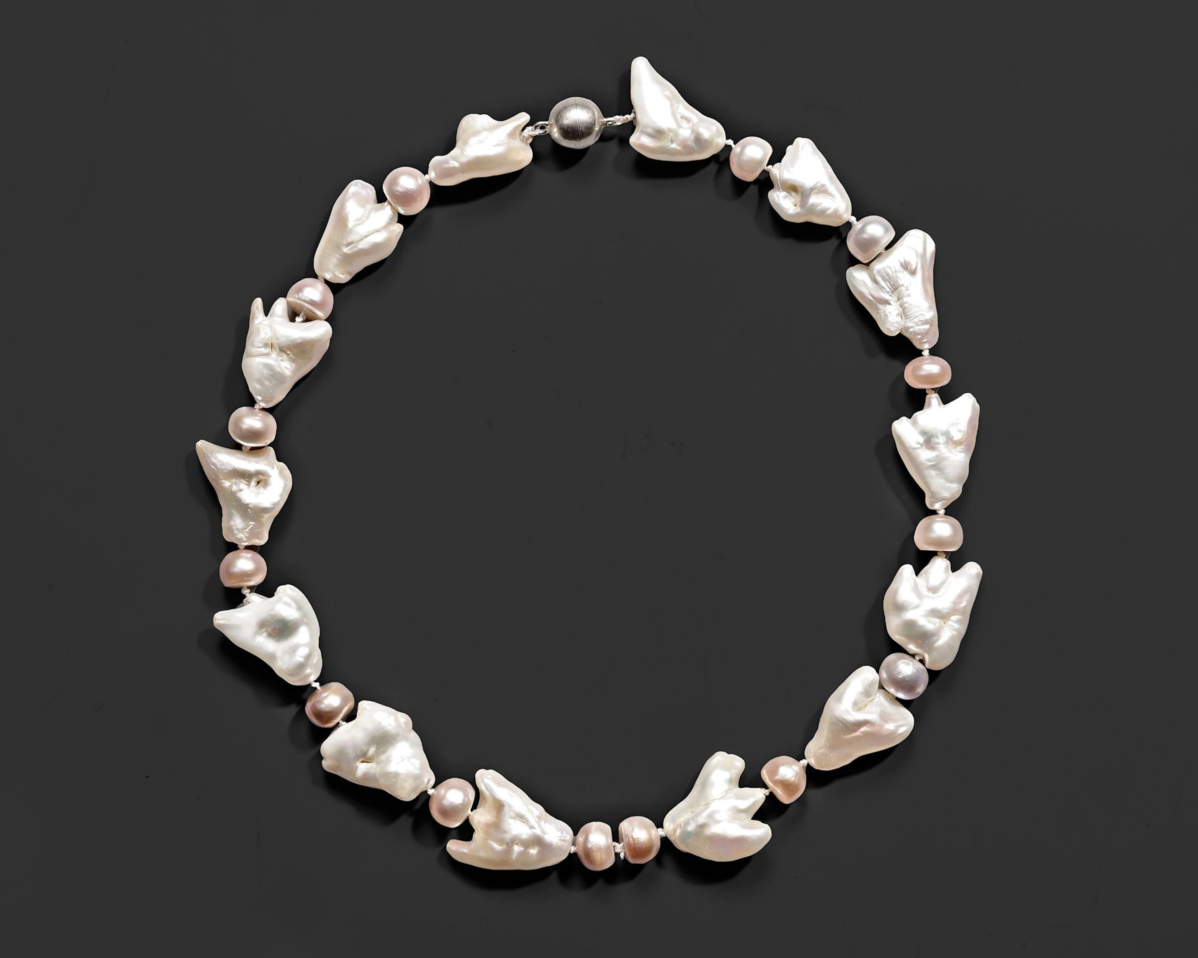 A BAROQUE PEARL NECKLACE