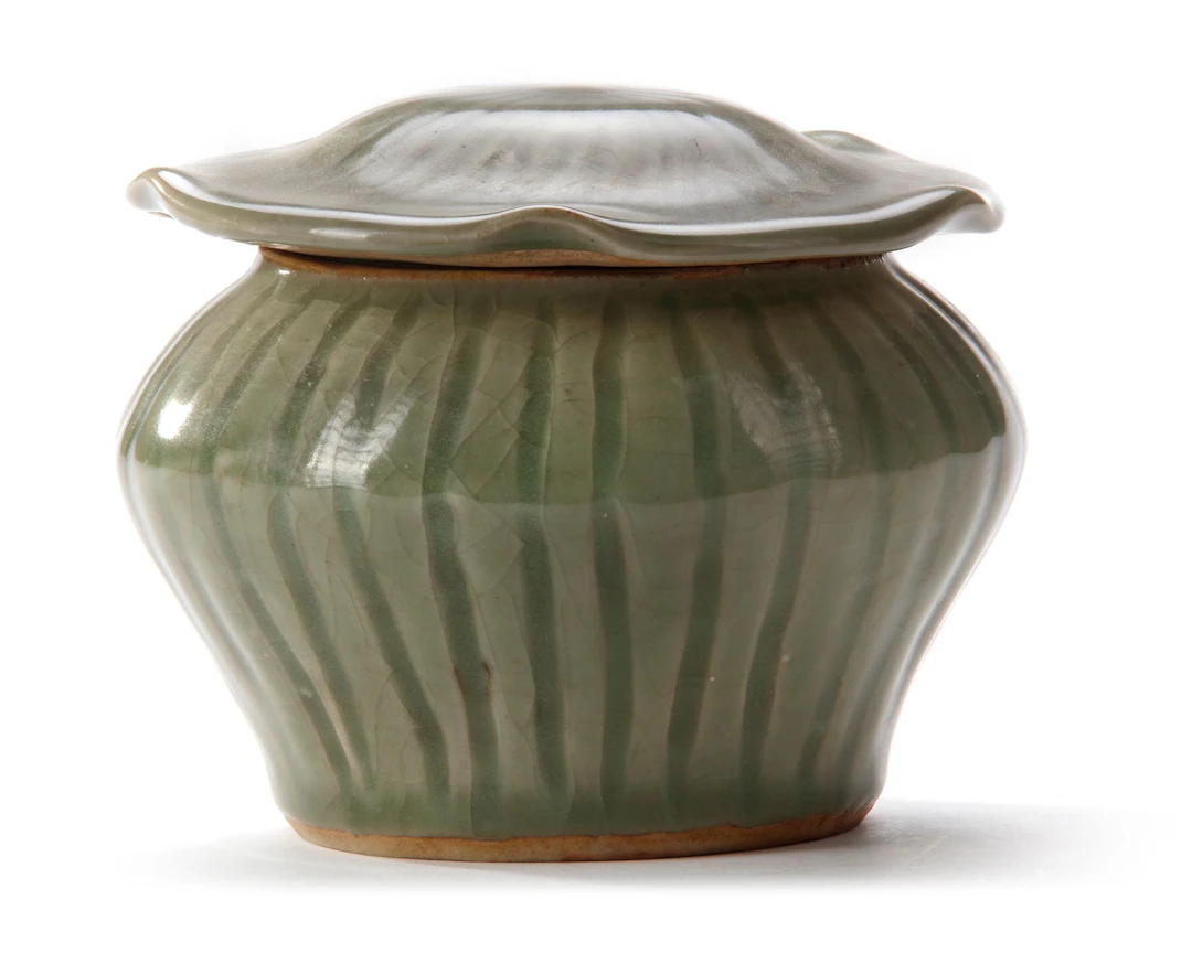 A CHINESE LONGQUAN CELADON ‘HUNDRED RIB’ JAR AND ‘LOTUS’ COVER, MING