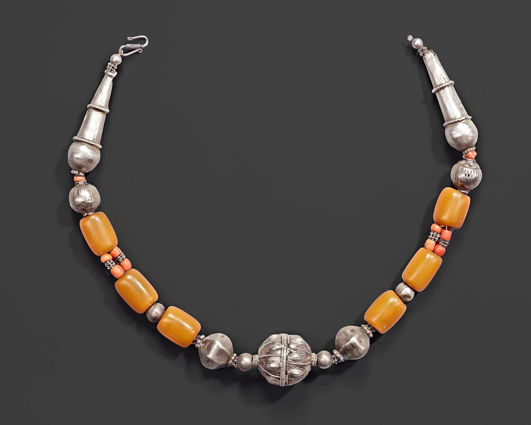 A YEMENI SILVER AND AMBER NECKLACE, 19TH CENTURY