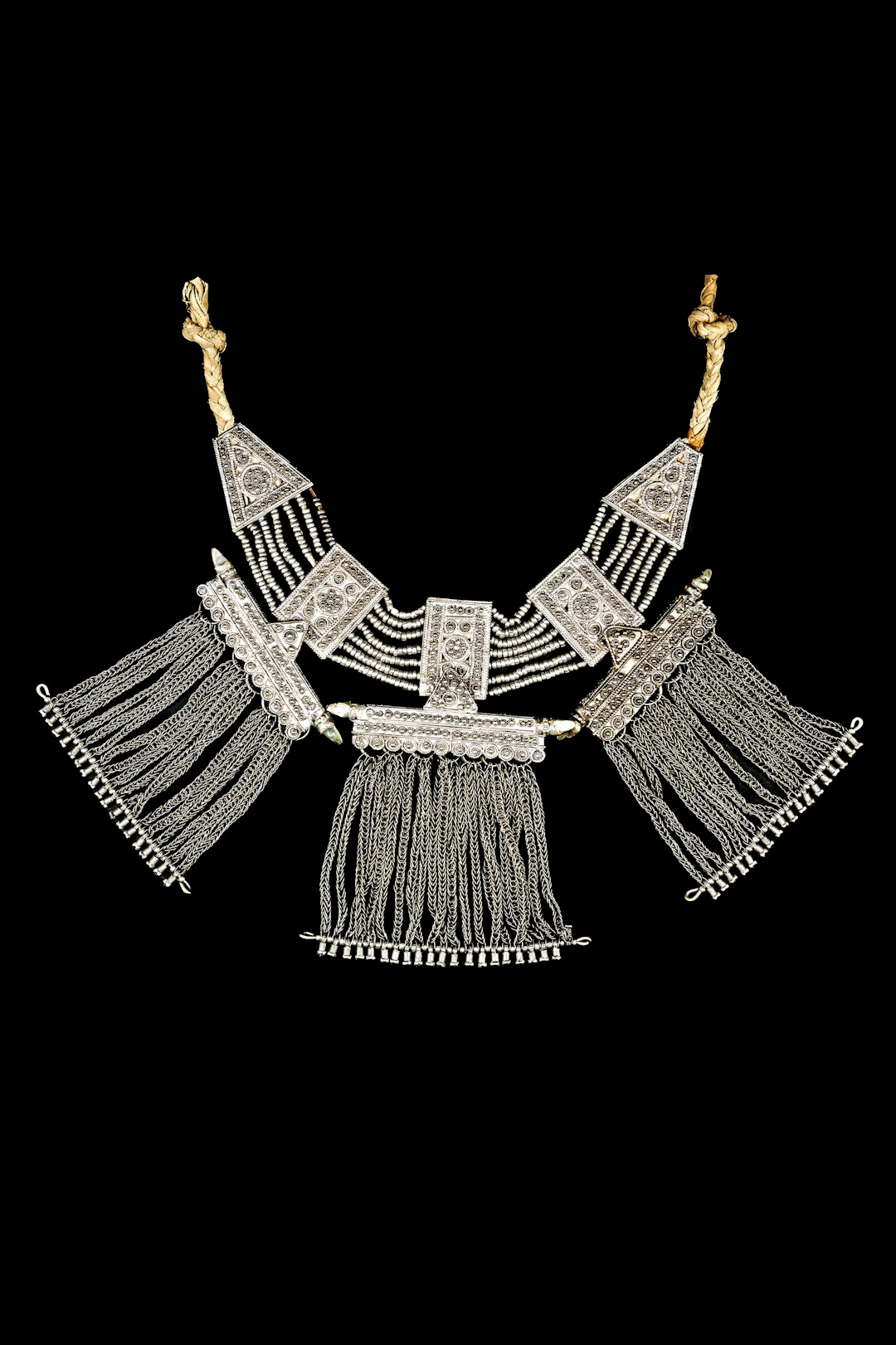 AN ISLAMIC SILVER NECKLACE, SAUDI ARABIA, 19TH CENTURY