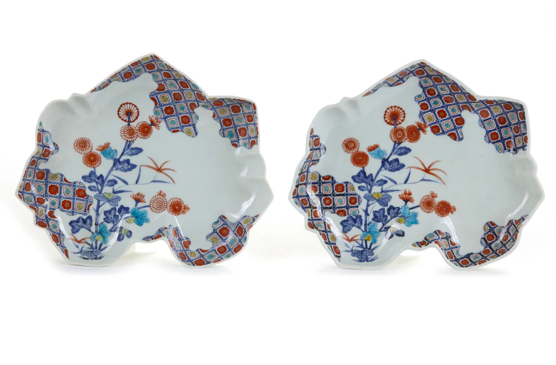 A PAIR OF JAPANESE DISHES IN THE SHAPE OF MAPLE LEAF, CIRCA 1800
