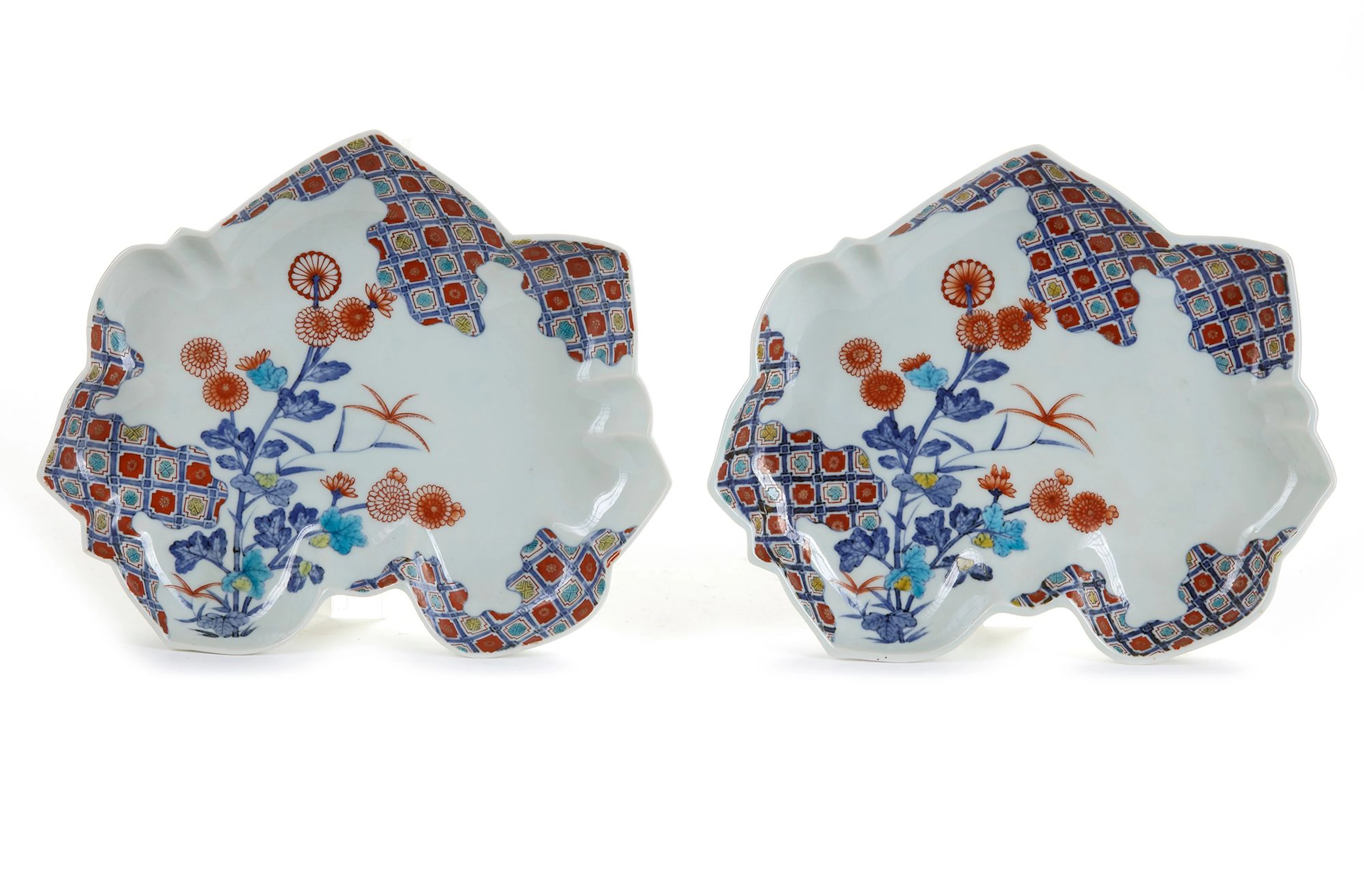 A PAIR OF JAPANESE DISHES IN THE SHAPE OF MAPLE LEAF, CIRCA 1800