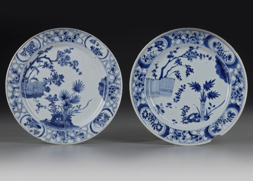 A PAIR OF CHINESE BLUE AND WHITE DISHES, KANGXI PERIOD (1662-1722)
