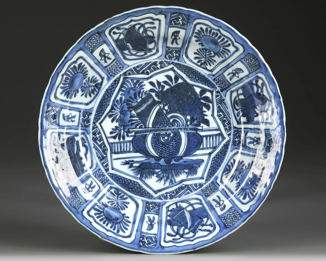 A CHINESE BLUE AND WHITE KRAAK PORCELAIN' DISH, WANLI PERIOD (1572-1620)