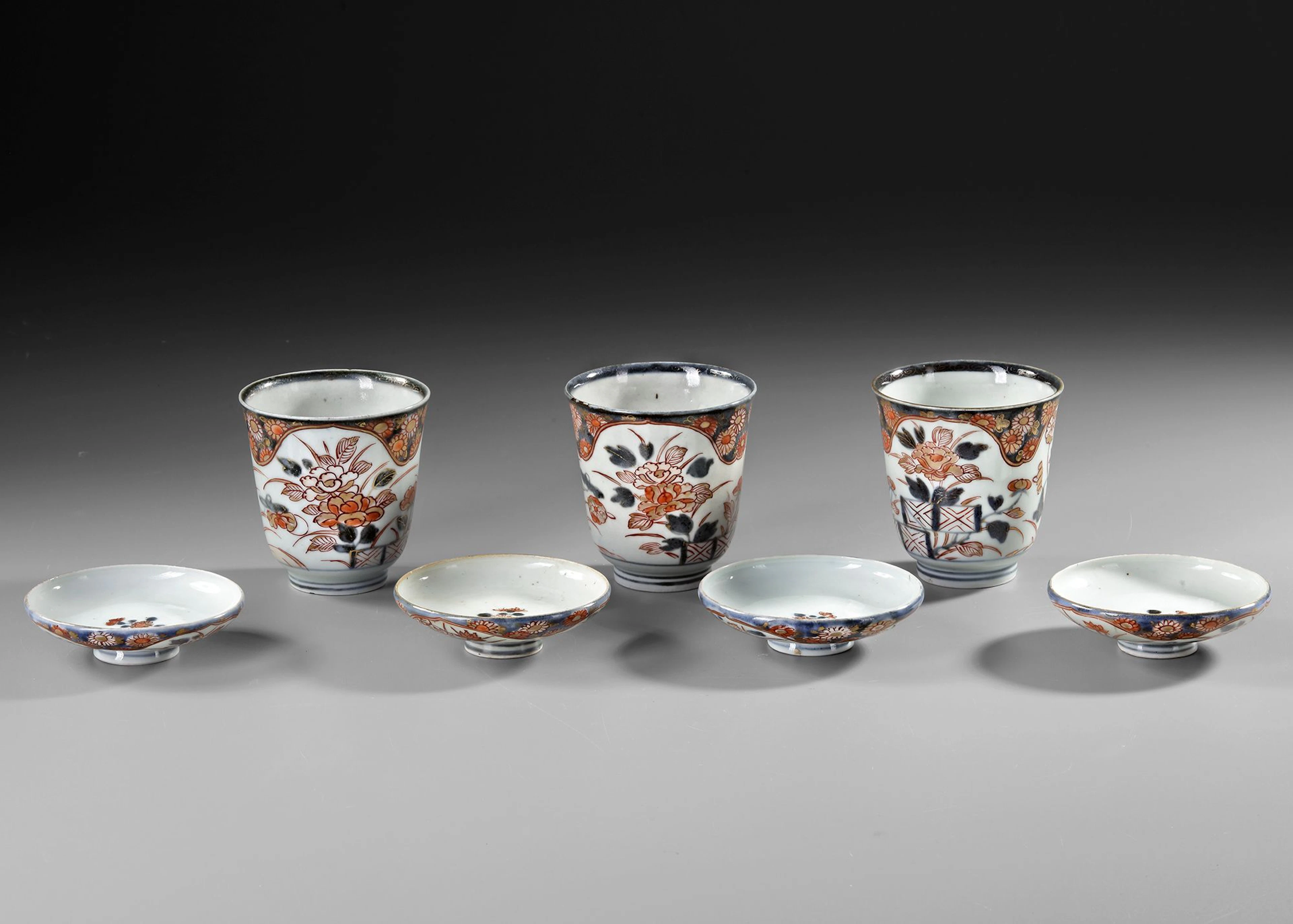 THREE JAPANESE IMARI CUPS WITH FOUR COVERS, 18TH CENTURY